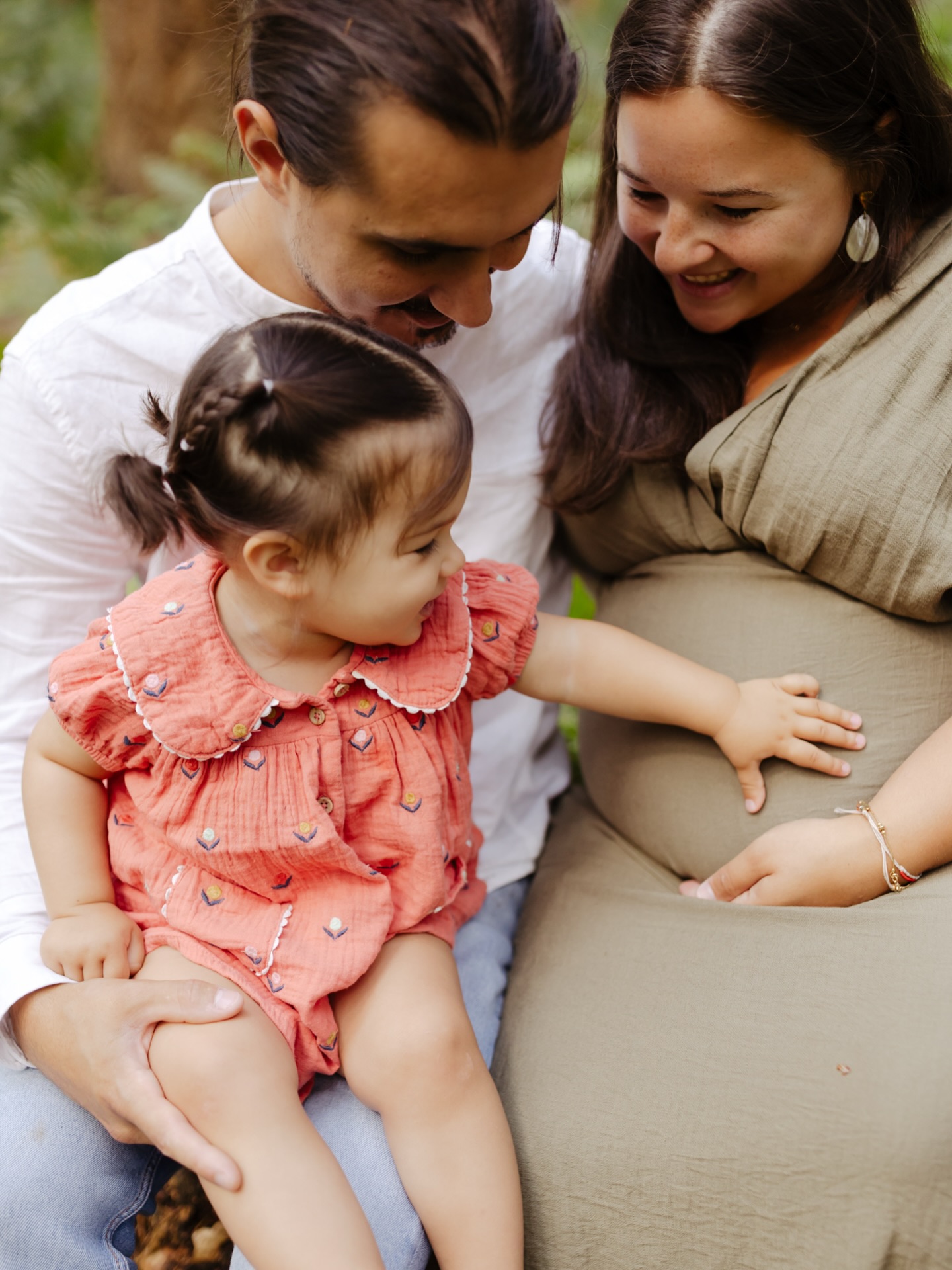 Mémo pratique – Quand faire sa séance photo grossesse ?
Tu attends un heureux événement et tu veux garder un souvenir doux et naturel de cette belle aventure ? ✨
💡 Le moment idéal pour une séance photo grossesse, c’est entre le 7e et le 8e mois (semaines 28 à 34) : ton ventre est bien arrondi et tu es encore suffisamment à l’aise pour profiter de l’expérience sereinement.
Mais alors… quand la planifier concrètement ?
Voici un petit mémo mois par mois pour t’aider à t’organiser ⤵️
- Terme en janvier → séance en novembre
- Terme en février → séance en décembre
- Terme en mars → séance en janvier
- Terme en avril → séance en février
- Terme en mai → séance en mars
- Terme en juin → séance en avril
- Terme en juillet → séance en mai
- Terme en août → séance en juin
- Terme en septembre → séance en juillet
- Terme en octobre → séance en août
- Terme en novembre → séance en septembre
- Terme en décembre → séance en octobre
Pense à réserver ta séance dès le début du 2e trimestre pour avoir le choix des dates 🌿
📩 Tu veux en discuter ou poser une option ? Écris-moi, je serai ravie de t’accompagner 🤍
———
#grossesse2026#melanievauryphotographe#photographegrossesseoise#photographegrossessecompiegne#photographegrossessechantilly