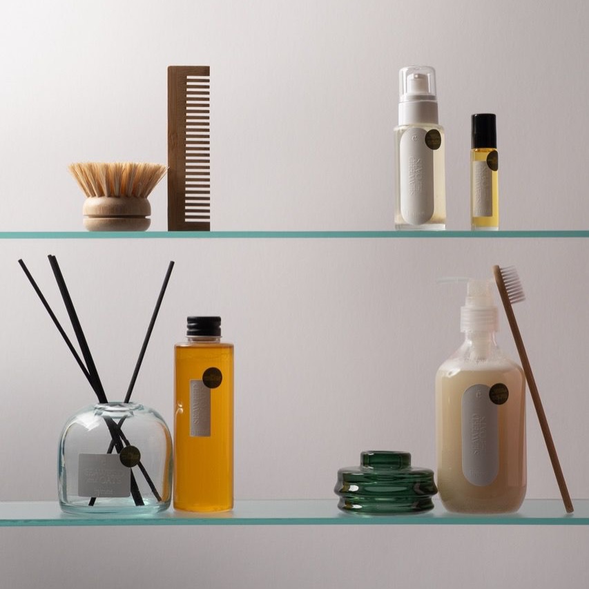 Seaweed & Oats Gentle Cleanser 🍃
Make every cleanse a daily ritual of self-love, where you pause, breathe, and let go. Let the soothing ritual of cleansing be a reminder to treat yourself with kindness and compassion. Our Seaweed & Oats Gentle Skin Cleanser is more than just a product – it’s a gentle haven that supports you in finding peace, calm, and radiant skin.
__
Bali Sweet Ocean Scent 🌊
Inspired by the soothing essence of our Seaweed & Oats Gentle Cleanser, Bali Sweet Ocean captures the dreamy romance of the ocean’s gentle touch. This scent is a peaceful haven, crafted to evoke feelings of calm and self-love. Top notes of neroli and eucalyptus evoke the invigorating freshness of ocean air, while middle notes of patchouli and frangipani transport you to a tropical paradise of serenity and peace.
As the scent settles, base notes of cedarwood and sandalwood provide a grounding, earthy warmth, nurturing your gentle soul. Let Bali Sweet Ocean envelop you in self-compassion and love, perfect for those who cherish the calming qualities of our Seaweed & Oats products. This scent is a reminder to breathe deeply, relax, and treat yourself with kindness and care.
SOON IN DECEMBER! 🍃🌊
#bymnēbali #bymnēlifestyle #skinbymnē #bymnēways