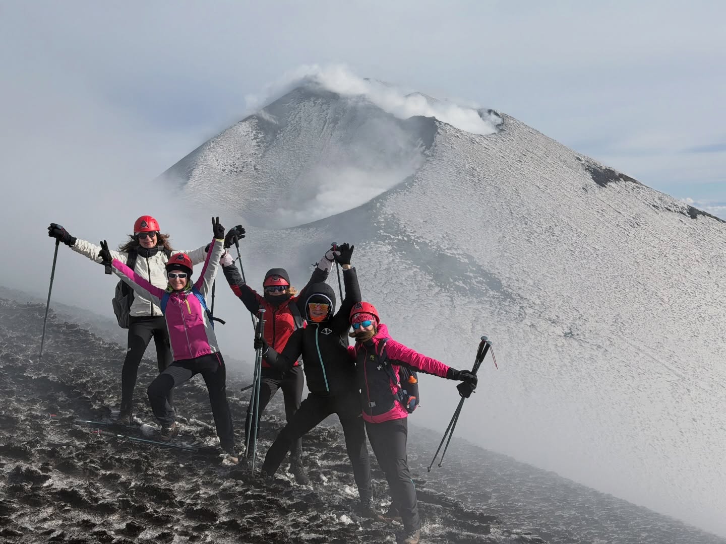 #Etna Winter Trek High • Eccezionali condizioni di suolo ed un’attenta valutazione meteo han permesso la realizzazione di un trekking privato sui crateri in cima per queste fantastiche, simpaticissime e tenacissime donne dal Piemonte! 🤍🖤 e che poesia il vulcano in questo momento.. 🤩🌋 #sicily #volcanoes #sicilia #guidevulcanologichesicilia
👉 Info/Prenota
🌍 https://www.etnative.com
☎️ wa.me/393780861560
Ⓜ️ etnativo@yahoo.it