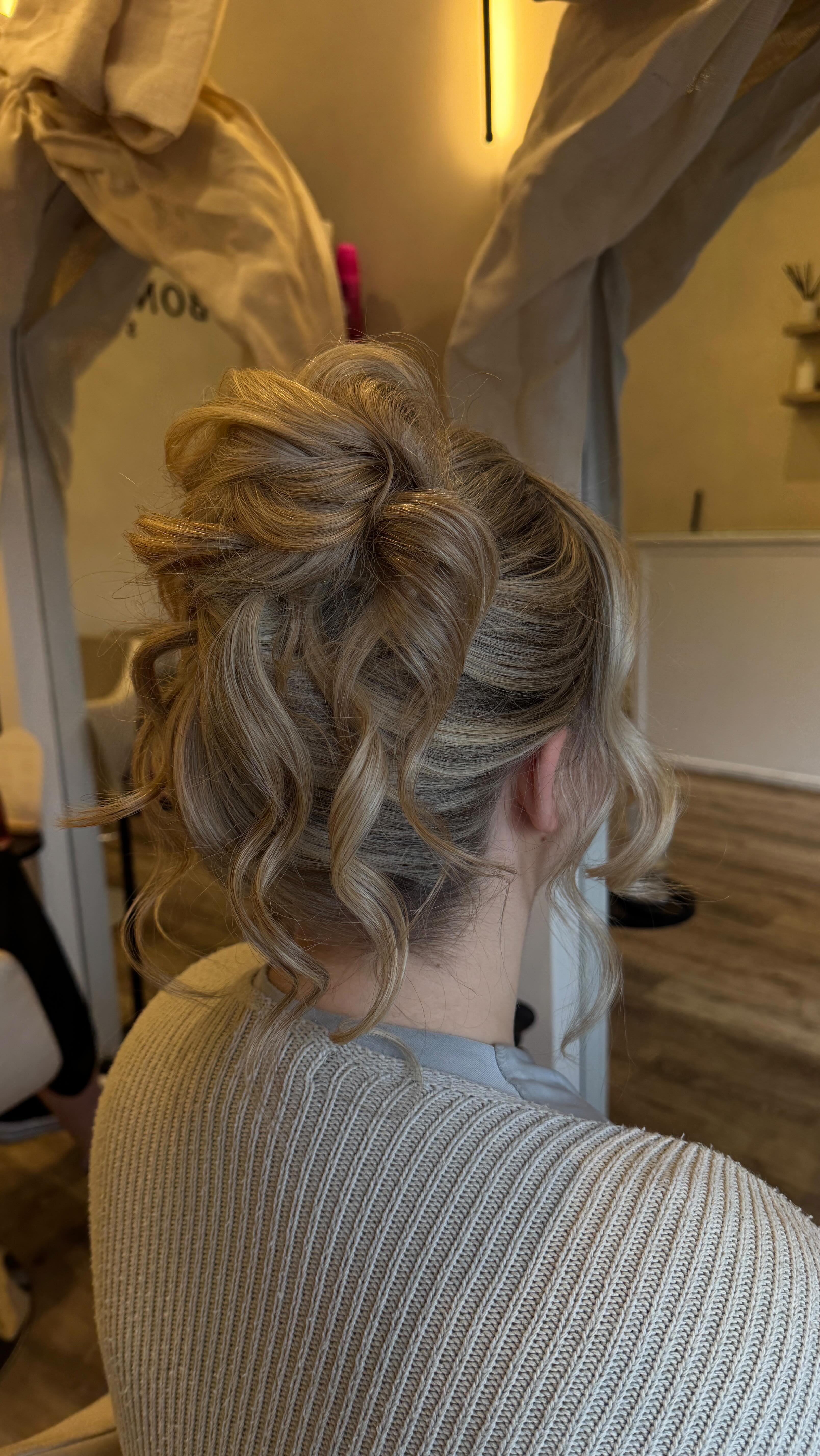 We are so ready for party season 🥂❄️ 🎉
Book your hair up appointments in now before it’s too late ✨
#hairup #messyhairup #pamelaupdo #updo #hairupleeds #hairupbradford #partyhair