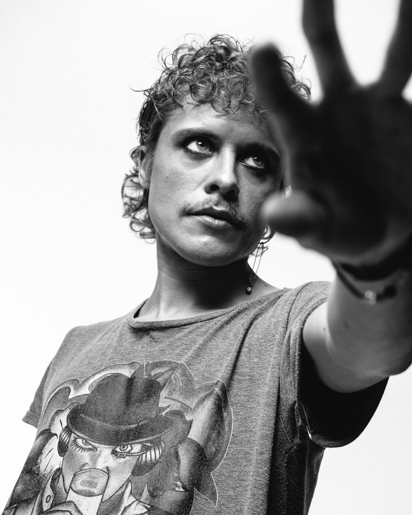 El talentosísimo, multifacético y jugadísimo @pabloubiergo maquillado por @javivilla.makeup en esta sesión extraordinaria que hicimos hace un tiempo. #retrato @fujifilmx_cl_oficial @profoto #musico