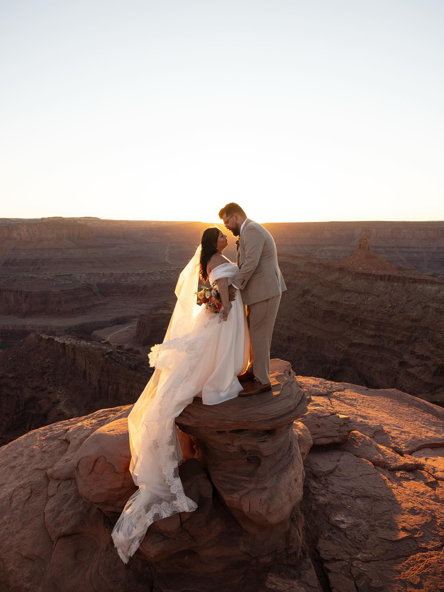 This frame stopped me in my tracks!
From Laura & Daniel’s post wedding adventure at @deadhorsepoint 🧡🧡