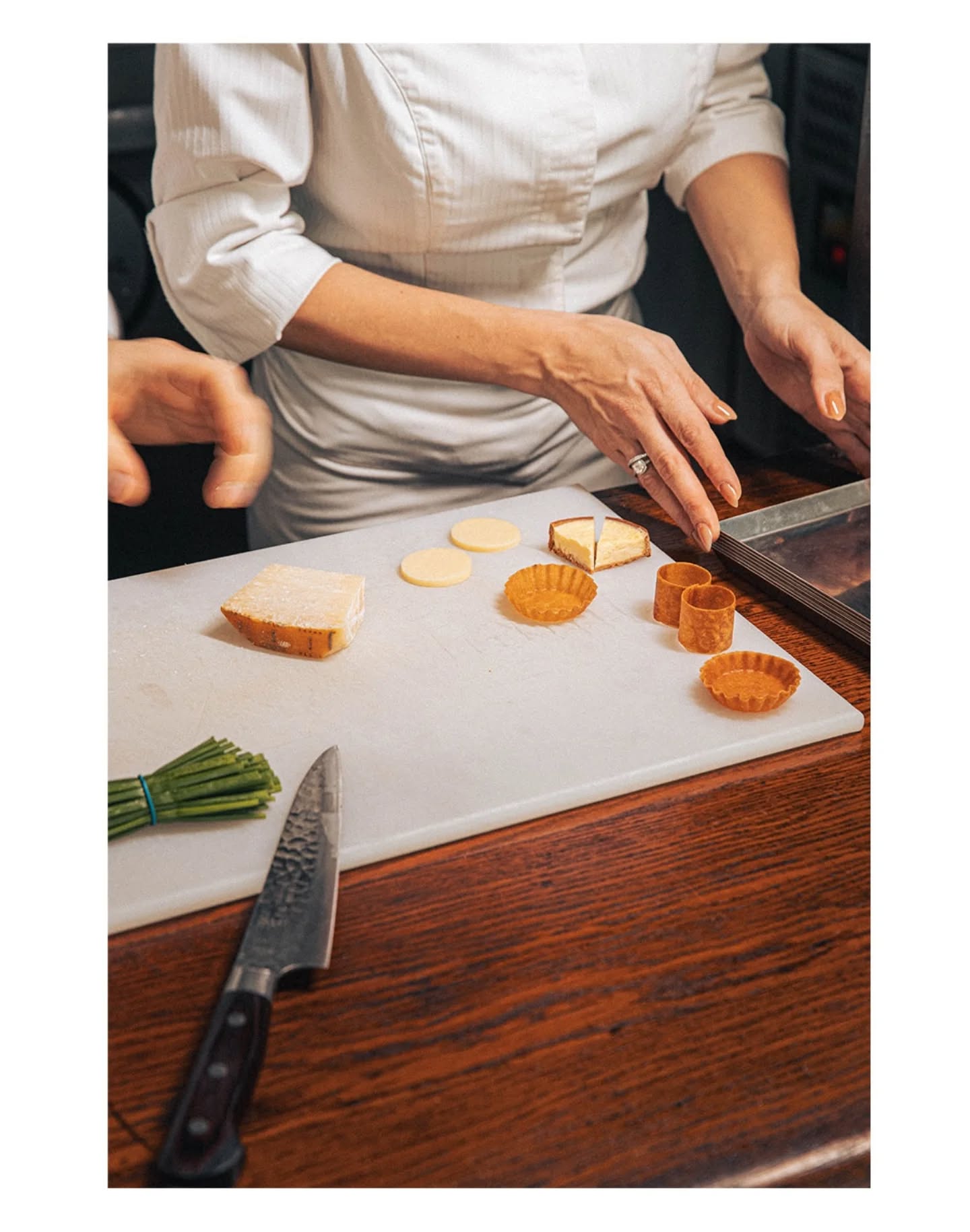 AUTOMNE
Le crépitement des feuilles et des fourneaux 🍁
Avec la meilleur team transalpine @cecilia.spurio & @eugenioanfuso
@amaliarestaurant_
@agenceneroli
@venusdemilou
@kaviari_paris