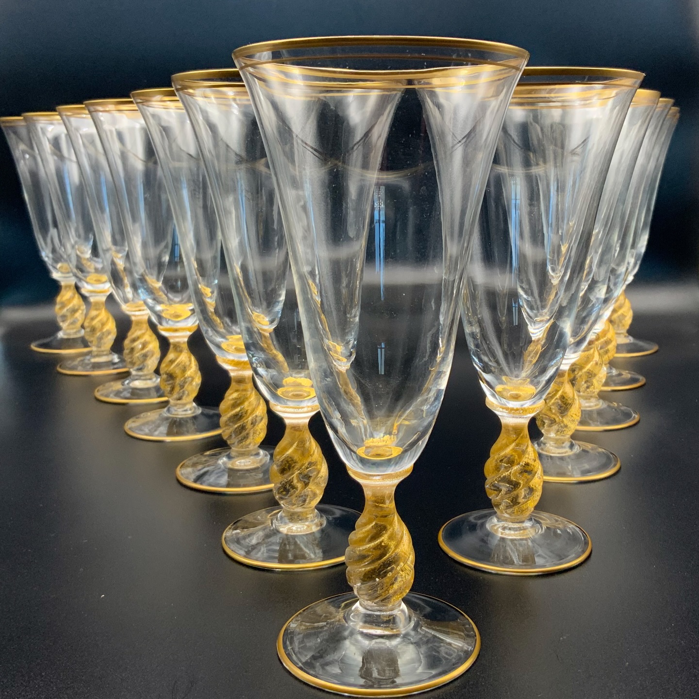 A découvrir dans la boutique en ligne ces somptueux verres Murano pour illuminer vos tables de fêtes.
#artdelatable #murano #verres #glasses #gold #or #chicetélégant #antiquites #tablesdefetes #décoration #faitmain #artderecevoir