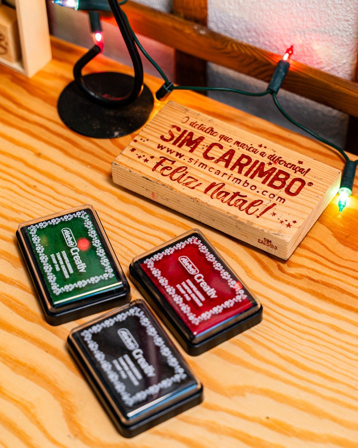 Atenção: colecionar almofadas de tinta de várias cores pode causar felicidade instantânea, vontade incontrolável de carimbar etiquetas e um Natal ridiculamente bonito.
⠀⠀⠀⠀⠀⠀⠀⠀⠀⠀
Utiliza com moderação (ou não) 😉