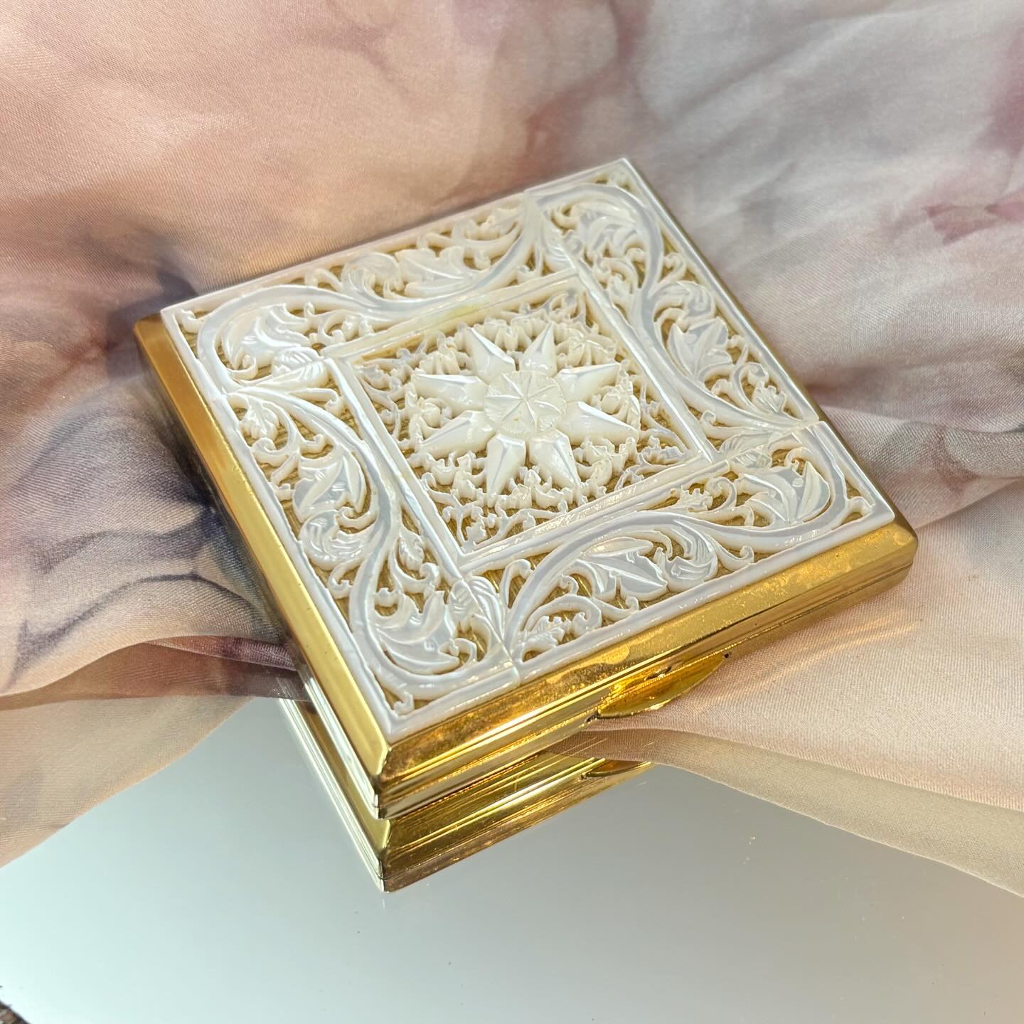 Still looking for perfect gift? Check out my collection of vintage powder compact. Available on website reverie-art.co.uk and my Etsy shop https://handmadebyreverie.etsy.com/listing/4412639904