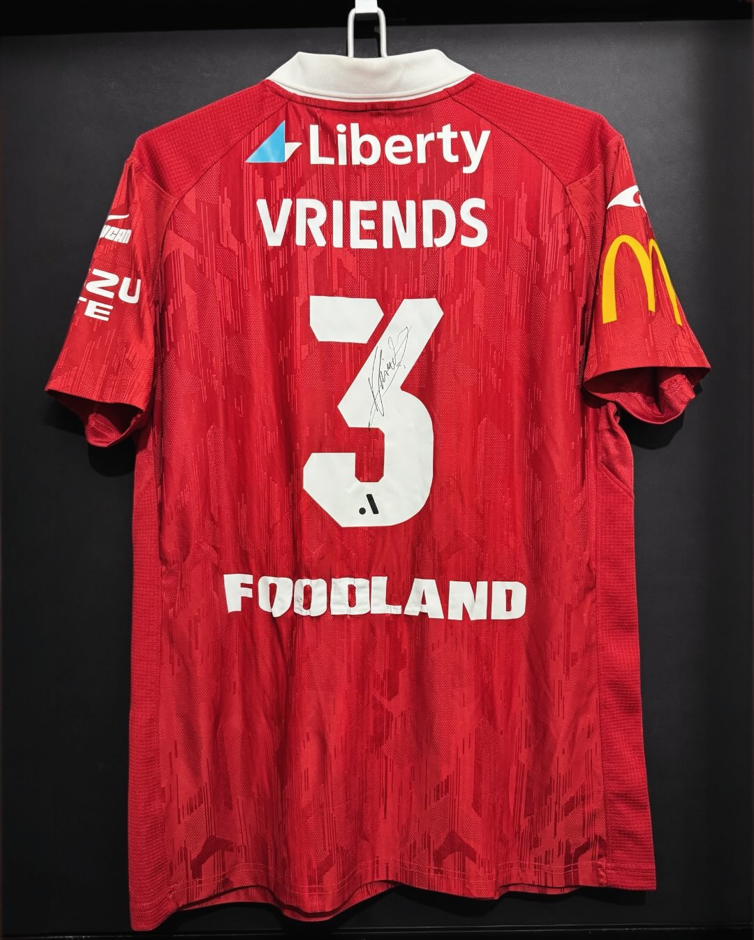 โ๏ธ Say hello to one of my latest addition: the Adelaide United shirt worn by Bart Vriends against Western City Wanderers on Nov 7, 2025โฝ๐ฅ โ๏ธ
#adelaide #footballshirtcollection #australia