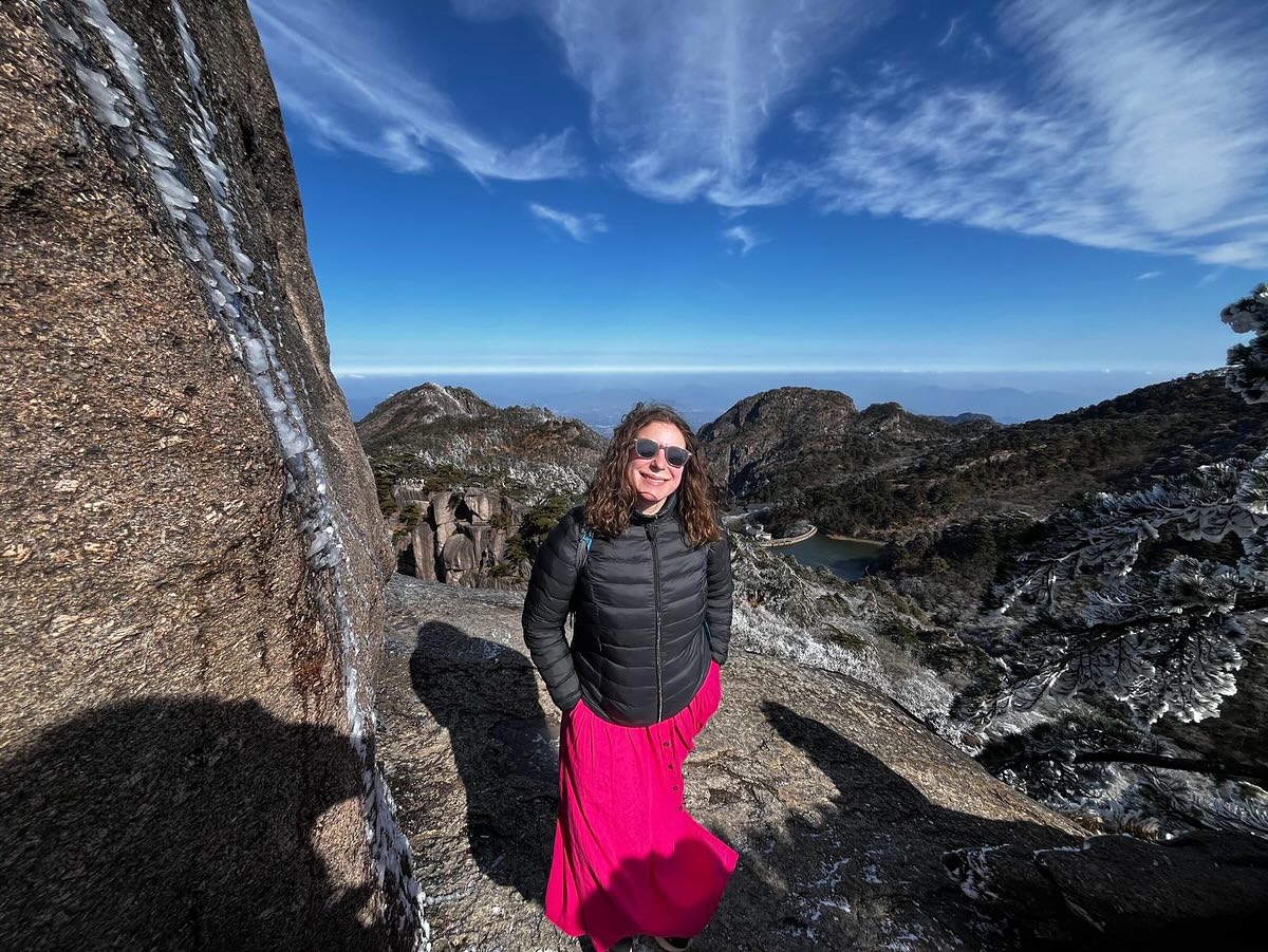 Day 2 in Huangshan mountains seriously came thru for us with the most INSANE views starting w the sunrise nice and early in the morning. There’s nothing like standing in nothing but white clouds at 6 am hoping that the sun will come out and make the day awesome 🤞🏼Truly a once in a lifetime experience and the 200+ flights of stairs and 12+ miles involved in the 24 hours of it I definitely won’t forget either 😅 Such a great time and I highly recommend it!
•
#huangshan #huangshanmountain #chinatrip #hikinginchina #musicianlife #touringmusician #katesonthemove