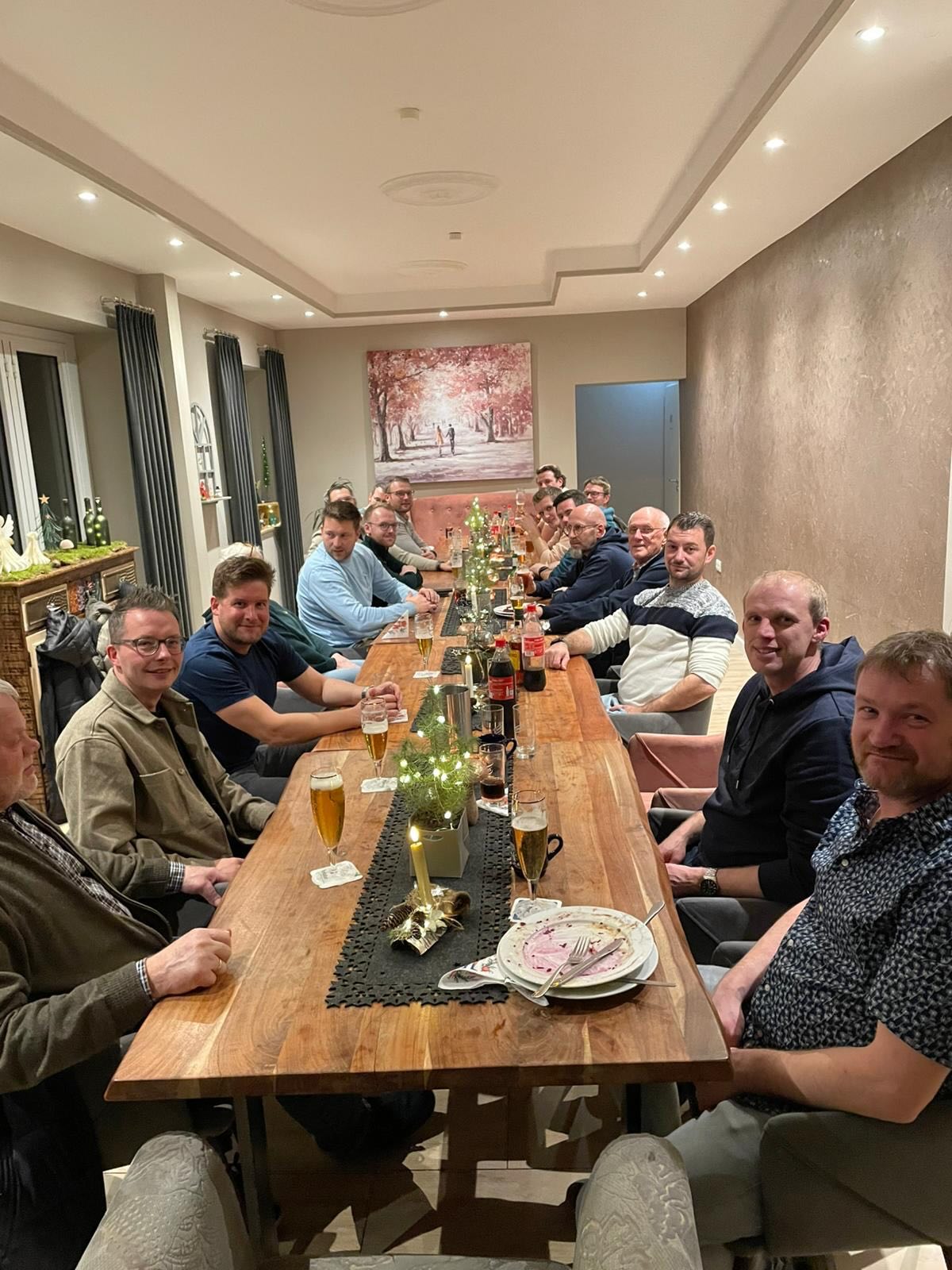 Altherren feiern Weihnachtsfeier
Wie jedes Jahr feierte unsere Altherren-Mannschaft ihre diesjährige Weihnachtsfeier.
Wir bedanken uns herzlich für die tolle Bewirtung im @schallandergarrel .
Außerdem freuen wir uns über die offizielle Aufnahme von Manu, Looschen und Daniel.
