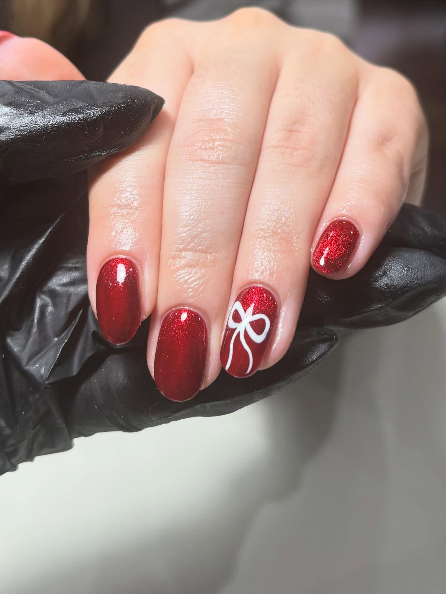 Have a feeling these will be THE Christmas nails this year ❤️