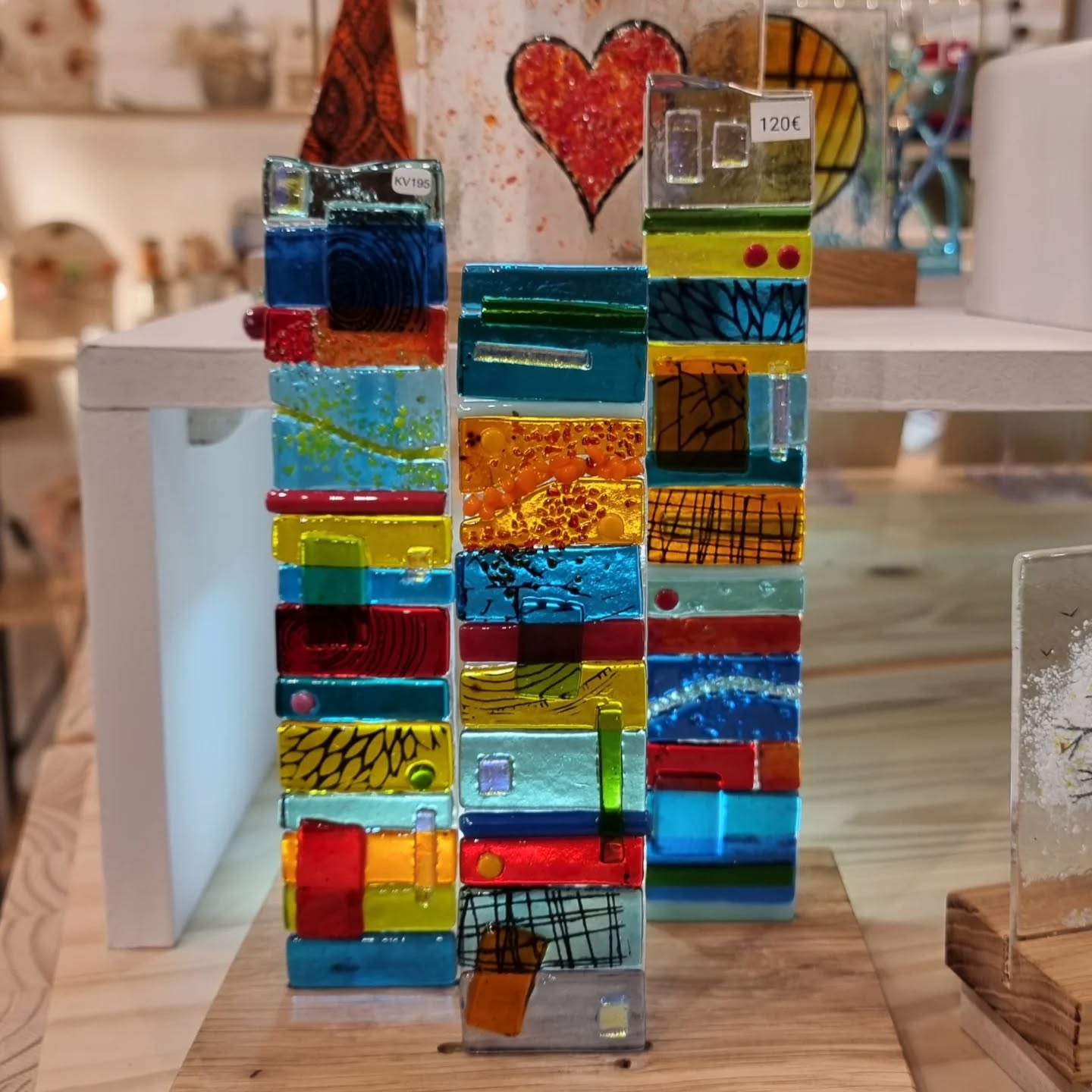 Nouveau Triple Totem disponible chez @baldescreateurs à Rodez
Totems individuels également disponibles, chacun unique – en verre fusionné aux couleurs joyeuses, fabriqué dans mon atelier en Aveyron.