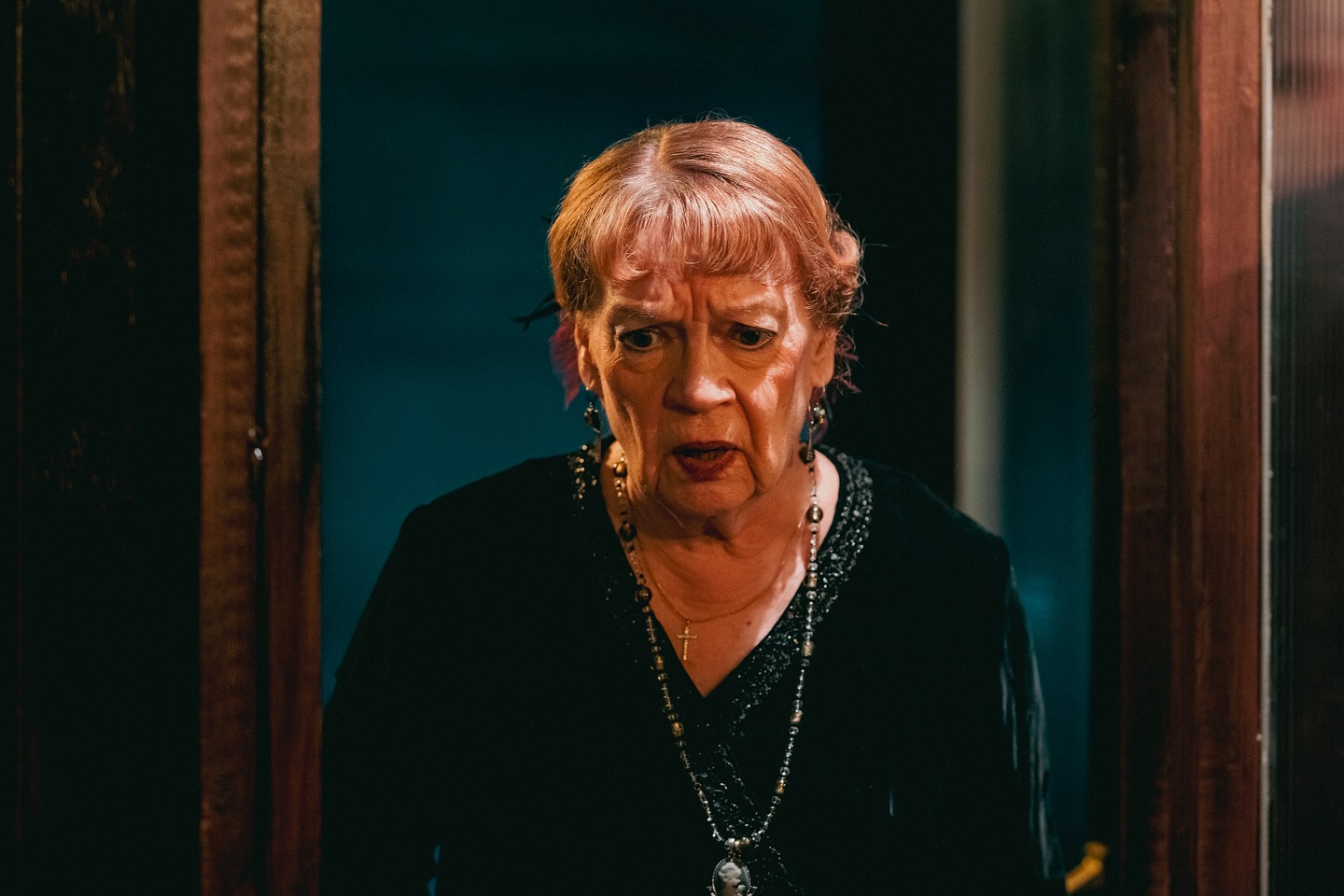 ”Huh, mikä esitys! Onneksi meillä on liput vielä toiseen esitykseen. Tämä on nähtävä uudelleen!”
Katsojapalaute 22.11.2025
Idän pikajunan arvoituksen esitykset jatkuvat tällä viikolla.
Esityspäivät:
To 27.11. Klo 18.30
Pe 28.11. Klo 18.30
La 29.11. KLO 17.00
Esityksiin tulevia pyydetään huomioimaan, että Järvenpää-talolla on nyt pikkujouluaikaan paljon tapahtumia ja parkkipaikat saattavat olla täynnä. Varaathan siis reilusti aikaa kun saavut paikalle.
Nähdään Idän pikajunassa!
#idänpikajunanarvoitus #agathachristie #kenludwig #murhamysteeri #järvenpäänteatteri #kalletahkolahti #teatteri #järvenpää
Kuva: Alex Fränti