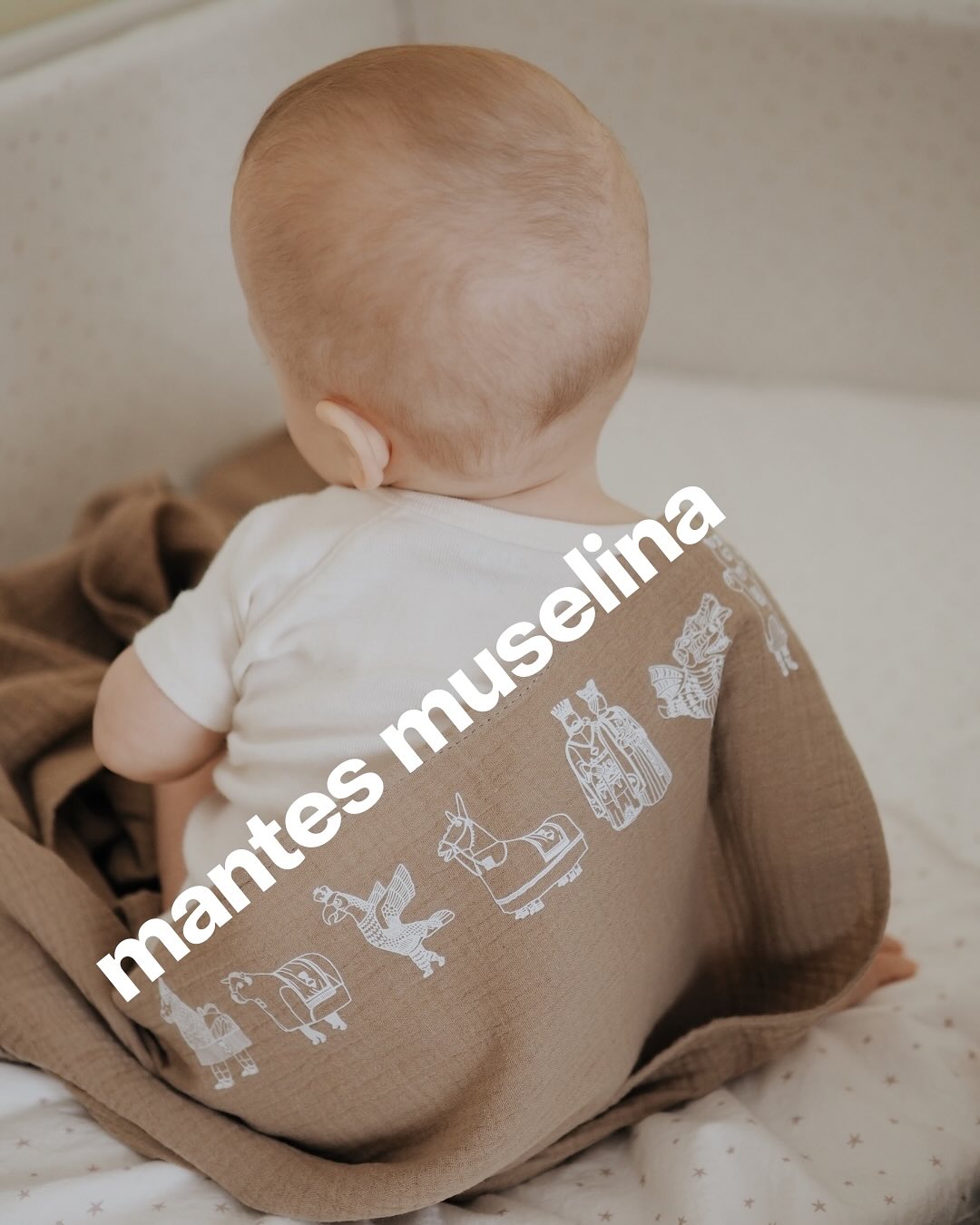 Les nostres mantetes de muselina 🥰 escull entre els 3 colors disponibles i els 3 dissenys! Personalitza-les a la web 👉🏼 www.3dtres.cat