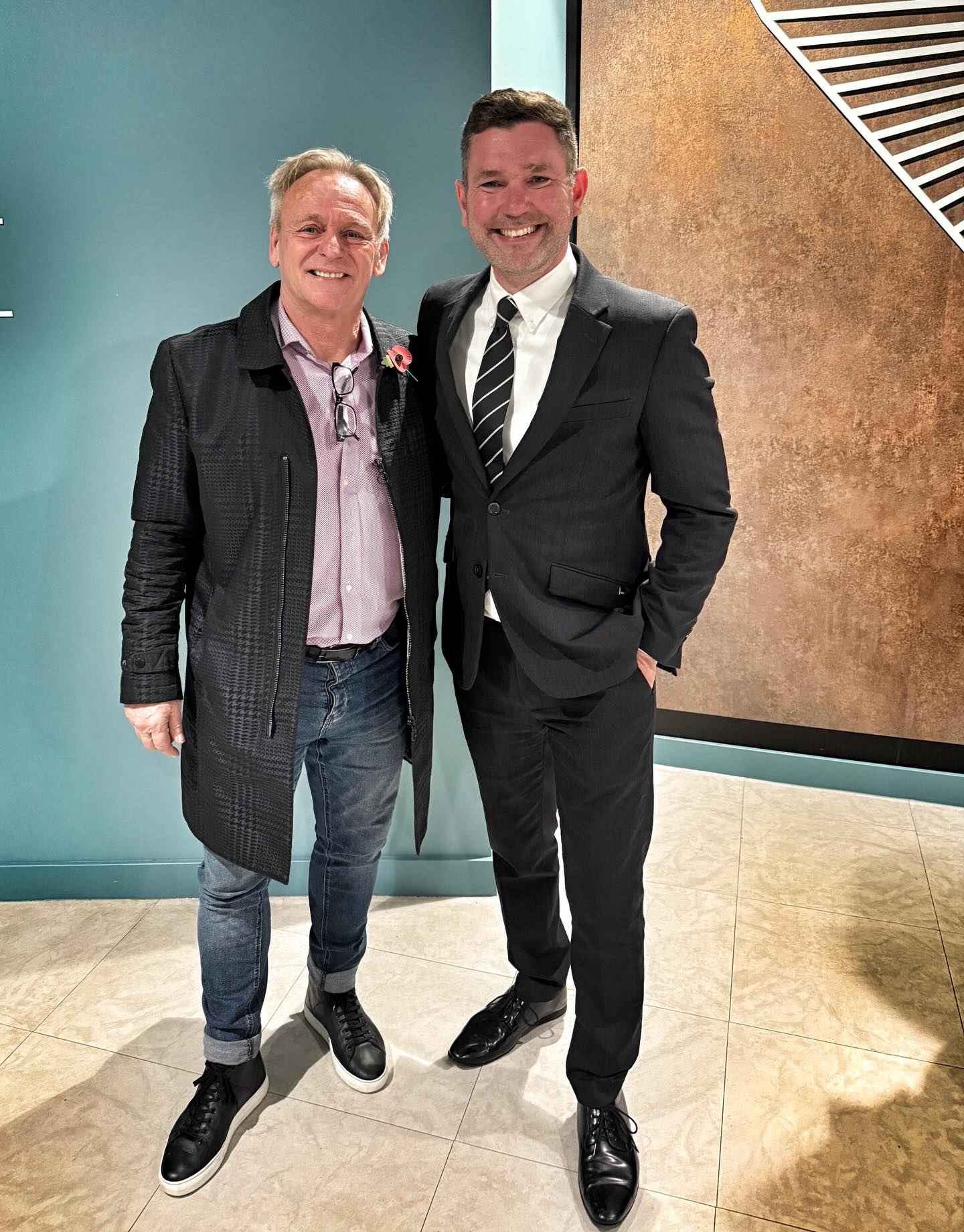 A sensational night at St James’ Park. Brilliant performance, raucous atmosphere, a flurry of goals, Eddie Howe’s first PL win over City & his 100th win as #NUFC boss…
That’s how you do a Saturday night in Newcastle.
A pleasure as always to have John Beresford as my guest within Wings hospitality. Always full of stories, insights & laughter.