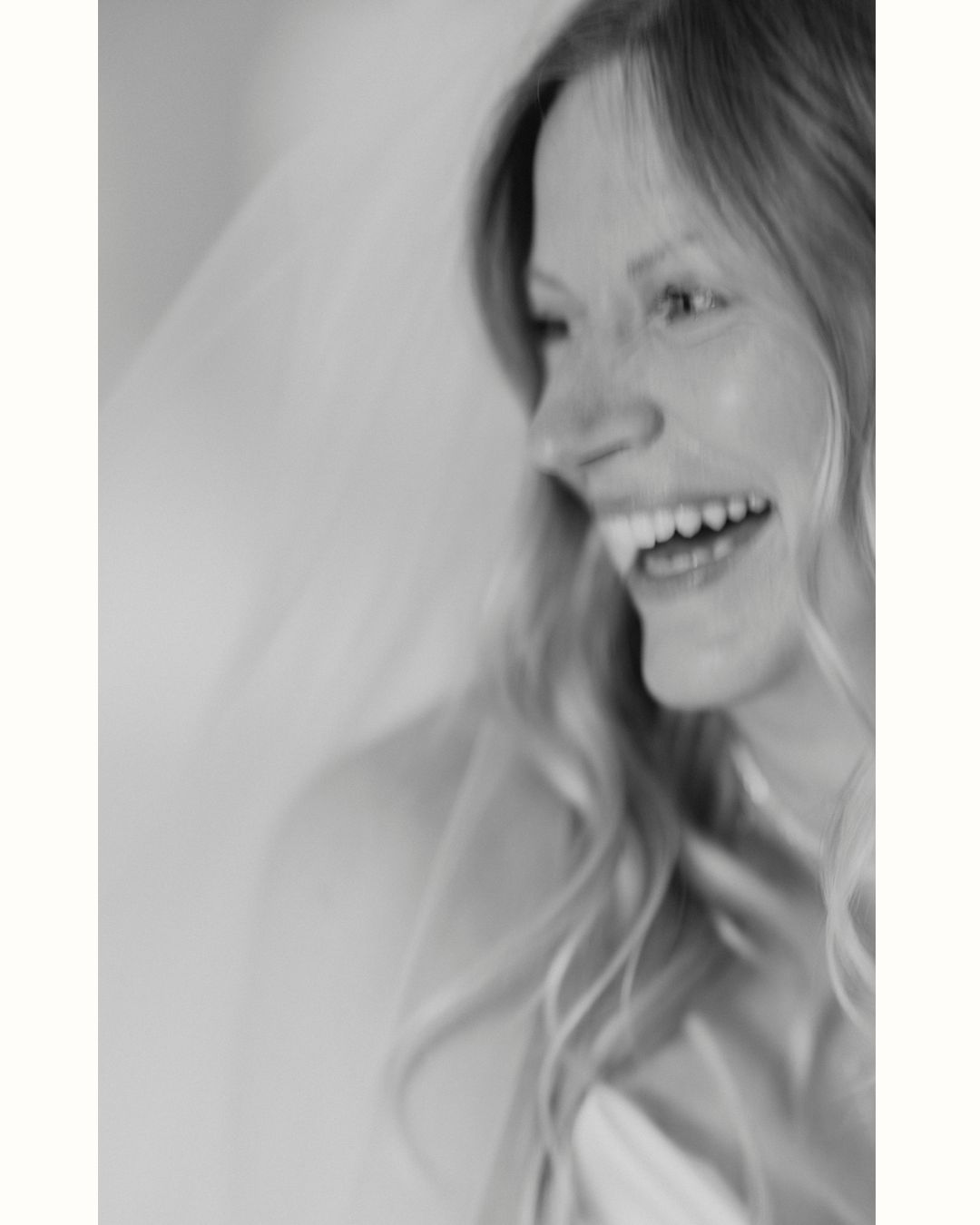 Nici und Silvio haben ihre freie Trauung an einem verregneten Augusttag gefeiert. Statt draußen fand die Zeremonie spontan im Flur des Landhauses statt. Eng, warm, echt.
Manchmal entsteht gerade dann die schönste Stimmung, wenn man einfach mitgeht.
Ein besonderer Tag, trotz Regen, nur für ein paar Minuten kam die Sonne für das Paarshooting und die Gruppenfotos raus.
Die ganze Hochzeit der beiden findet ihr auf dem Blog von White Wedding.
#regenhochzeit