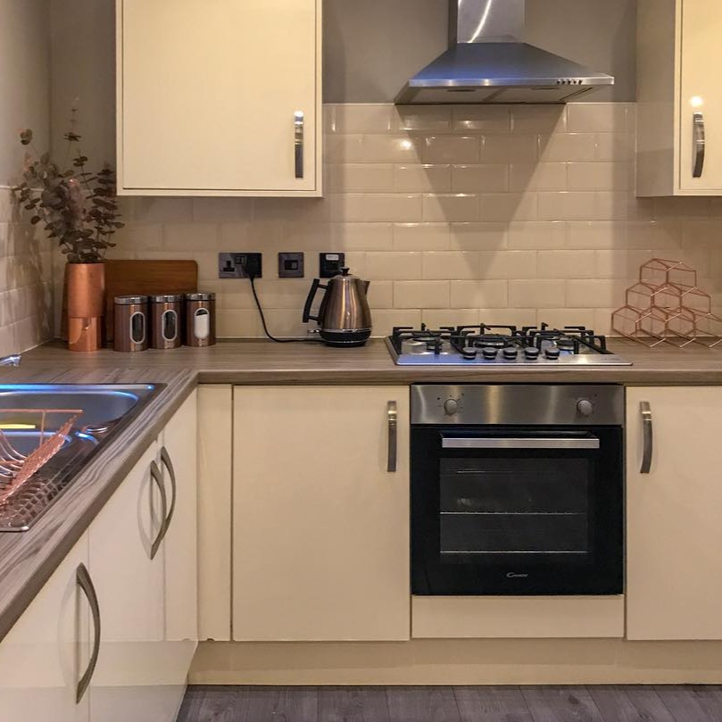 A holiday home made special for Christmas guests. I love making things super fresh and clean for people visiting our lovely part of the world. Luxury holiday home cleaning is where I started and I bring those standards to each and every clean! Not just a pretty facade, this kitchen has been totally disinfected too so you know your guests get the best experience possible, and all with the lowest environmental impact possible. I clean how I would want something to be cleaned myself. Being able to put myself in others shoes is what makes my service truly special 🧽✨