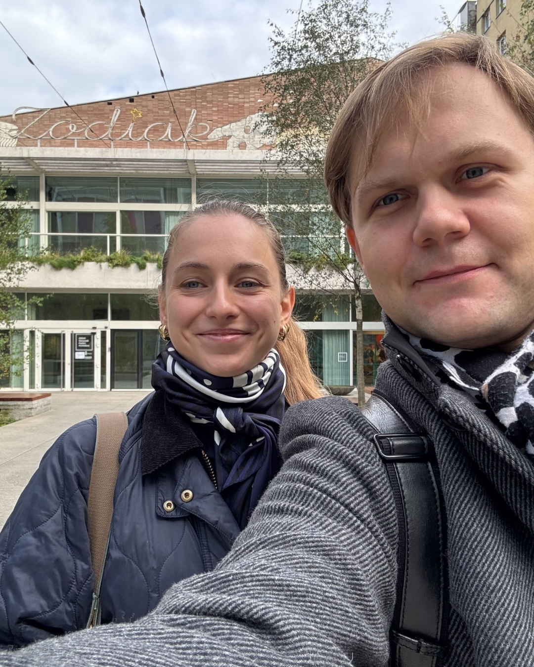 Natalia i Igor wpadają tu na chwilę z pytaniem: widzimy się w środę? 👋
Będziemy rozmawiać w @pawilon_zodiak o tym, jak dbać o zabytki, aby nadal były zabytkami, ale takimi, w których mieszka się lepiej i cieplej.
Pretekstem jest nasz poradnik efektywności energetycznej budynków zabytkowych „Piękne, trwałe, użyteczne”, który pomaga świadomie podejść do modernizacji i utrzymania historycznej nieruchomości (linkujemy w bio). Natalia @natalia_gnoinska i Igor @the_yggor są współautorami publikacji i organizują to spotkanie, więc będzie im bardzo miło, jeśli wpadniesz przybić piątkę!
👉 3.12 (środa) | 18:00
📍 ZODIAK Warszawski Pawilon Architektury
🎫 Wstęp wolny — nie musisz się zapisywać, ale będziemy wdzięczni, jeśli dasz nam znać w komentarzu lub DM, że będziesz
__________
TAK LEPIEJ – wspólna kampania Fundacji 8Marca, Polskiego Stowarzyszenia Budownictwa Ekologicznego, Polskiego Towarzystwa Studiów nad Przyszłością, Stowarzyszenia Pro Carpathia i ZieloneGodziny.pl realizowana w ramach zadania publicznego „Przeprowadzenie działań edukacyjnych, badawczo-rozwojowych oraz działań szkoleniowo-doradczych w obszarze zielonej i energetycznej transformacji” w ramach inwestycji G1.1.4 KPO (wskaźnik G9G).