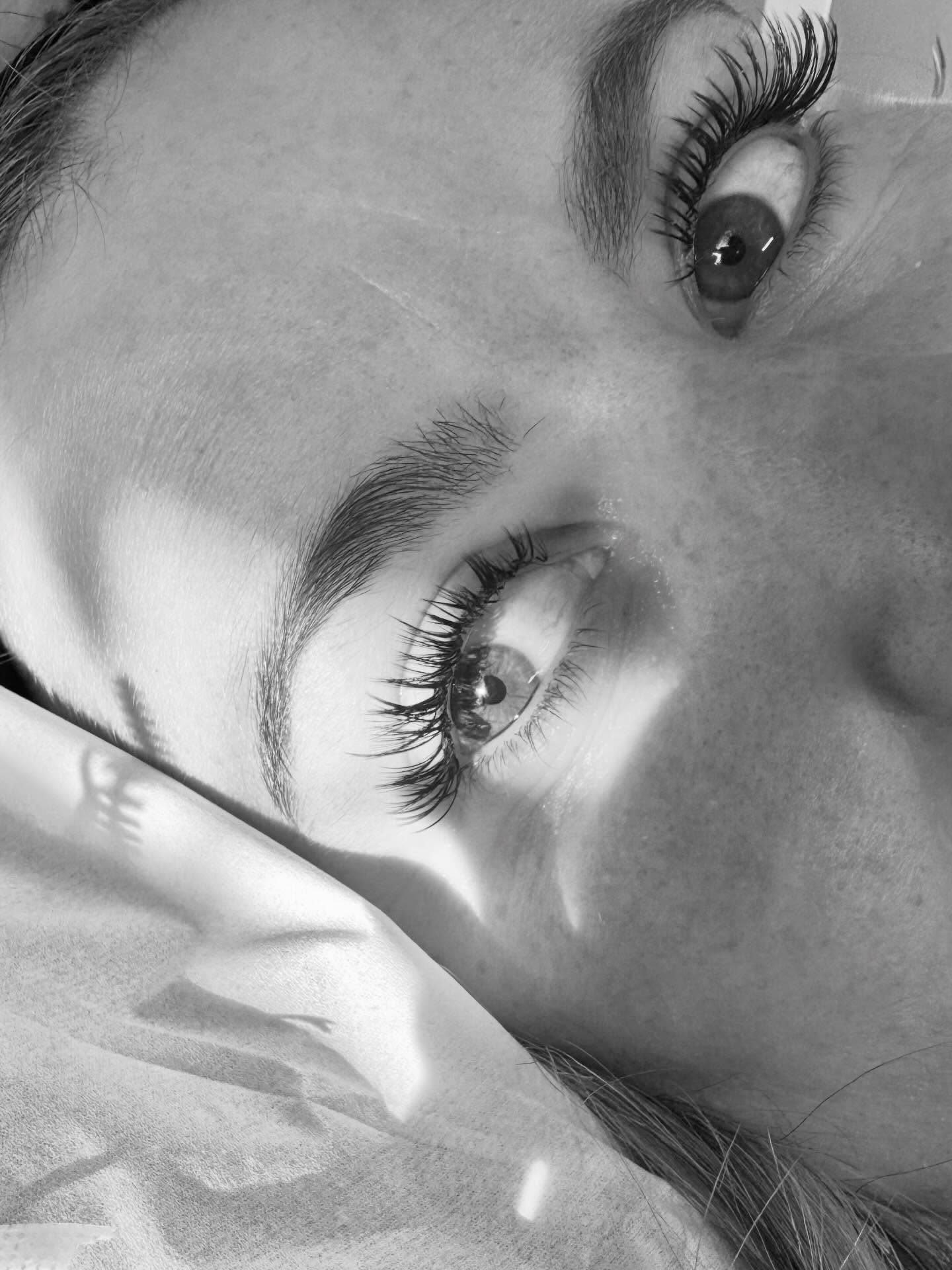 Golden hour glow✨☀️
Un volume léger ouvre votre regard tout en restant naturel et raffiné.
#cilslausanne #renens #beautésuisse