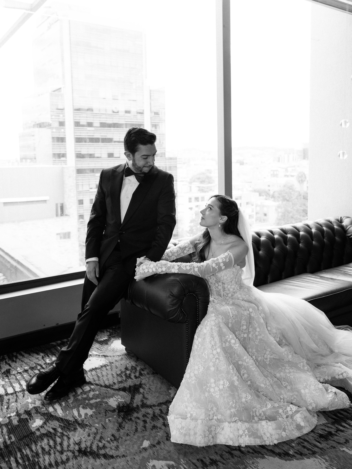 El amor se quedó a vivir en estos instantes. 🏙️ #bodasbogota #weddingphotographers #weddingphotographybogota