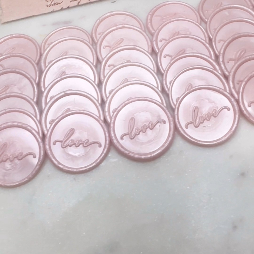 Handmade wax seals and bespoke stationery that turn a simple gift into a story. I craft each seal with care — perfect for weddings, special occasions or thoughtful gifting when you’d rather leave the DIY to me. Link in bio to explore custom options and order samples. Which occasion would you celebrate with a seal? 💌✨🕯️🌿 #stationerylove #waxseals #australiandesign #sonyalovecreative #weddingdetails #giftideas #handmade #smallbusinessau