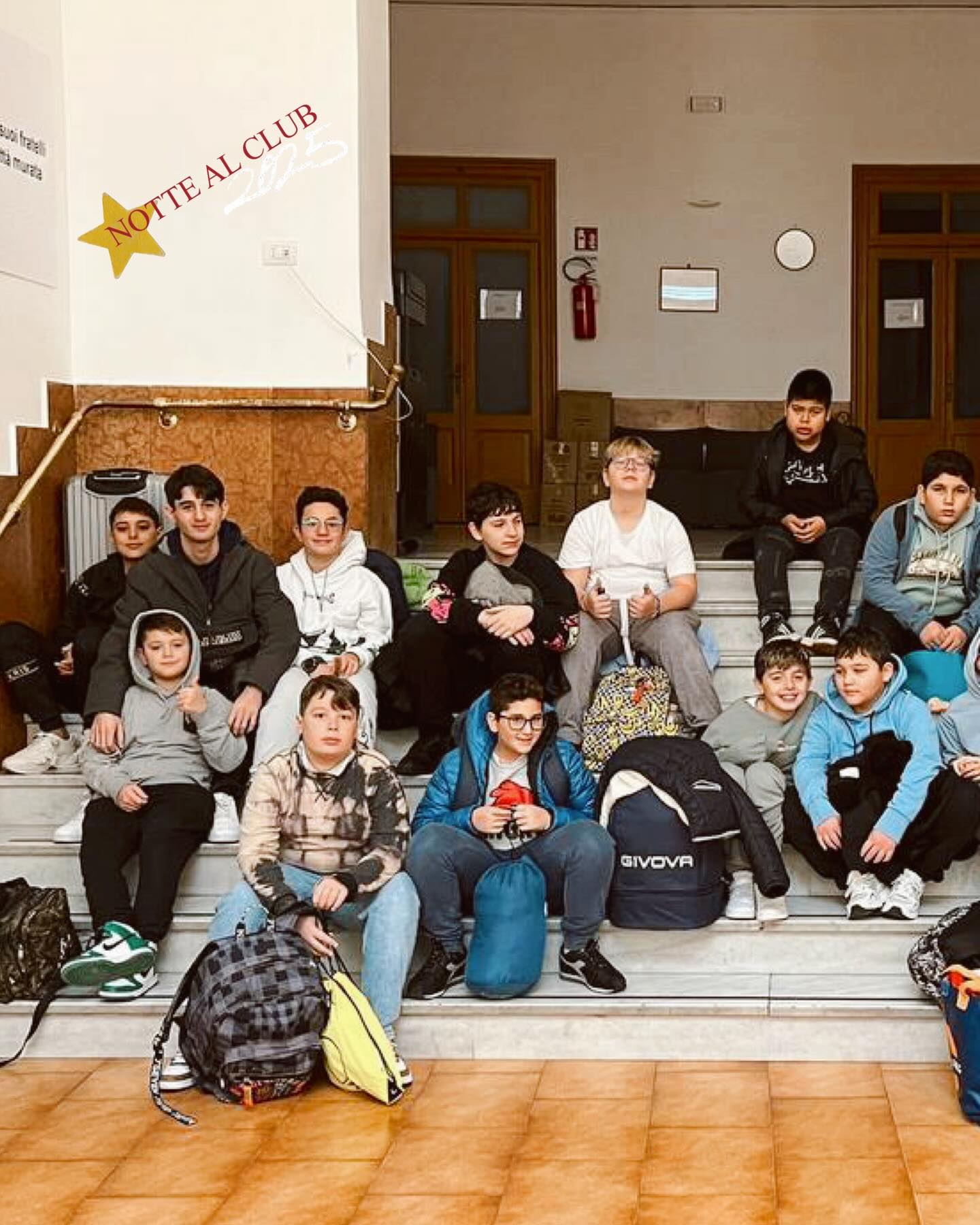 L’amicizia è cura
Ed è pura
È un fuoco che arde e risplende
Ogni minuto dura per sempre
Ogni abbraccio scalda ma incessantemente
E come una fenice muore e rinasce continuamente
La quale morte non è mai per sempre
Poesia scritta da noi durante la notte al club 💤💙