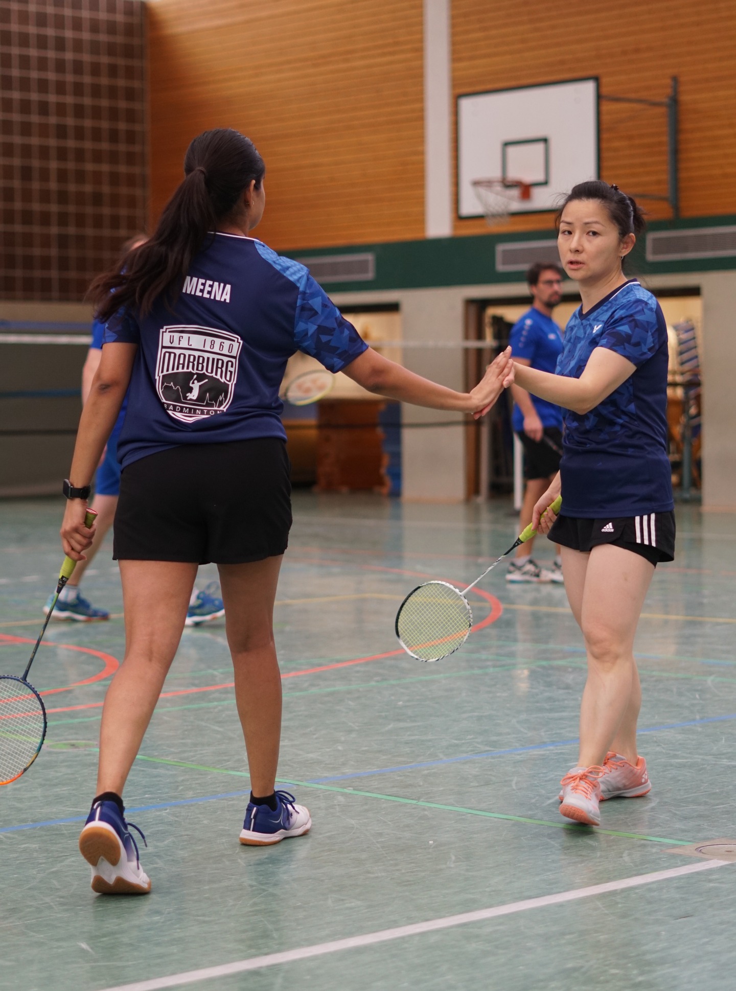 Rückblick auf den Spieltag unserer zweiten Mannschaft gegen den TSV Nieder-Mörlen, ein spannender Spieltag, bei dem viele Spiele eindeutig für den VfL entschieden werden konnten.
Während alle Damenpunkte durch eine starke Performance geholt wurden, mussten wir das zweite Herrendoppel und das zweite Herreneinzel leider abgeben. So endete der Spieltag in einem 6:2 für die zweite Mannschaft!🔥