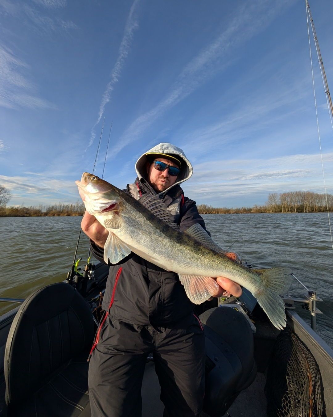 📣 Aktion für Zander-Fans am Hollands Diep!
Wenn du innerhalb der nächsten 4 Wochen eine Zandertour am Hollands Diep buchst, zahlst du nicht €450, sondern €400.
Gleicher Top-Tag, gleiche Fischerei, einfach €50 Vorteil.
🎣 Gib bei deiner Buchung den Aktionscode LFGHD2025 an
Gültig für Angeltage vom 25. November bis einschließlich 21. Dezember — danach verfällt der Vorteil.