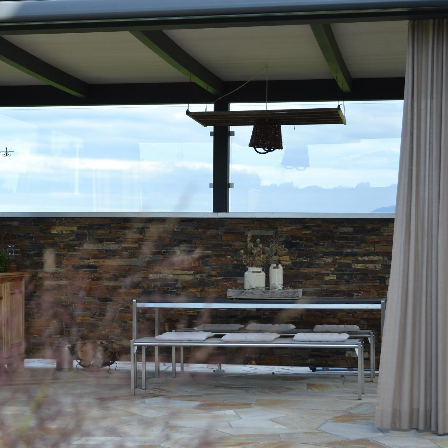 Gärten gewinnen dann an Tiefe, wenn unterschiedliche Räume entstehen. ✨
Dieser überdachte Aussenbereich ist mehr als ein Sitzplatz. Er ist ein bewusst gestalteter Gartenraum. Die Kombination aus Naturstein, Holz und klarer Linienführung schafft Struktur, Geborgenheit und eine ruhige Atmosphäre im Grünen.
Durch transparente Elemente bleibt der Blick in den Garten offen, während Mauern und Textilien gleichzeitig einen geschützten Raum formen. So entsteht ein harmonischer Übergang zwischen Innen und Aussen, ein Ort, der den Garten erlebbar macht.
🌿 Tollegärten – wir gestalten Räume, die den Garten sprechen lassen.
#tollegärten #gartenraum #gartengestaltung #outdoorliving #raumimgrünen #naturstein #gartenarchitektur