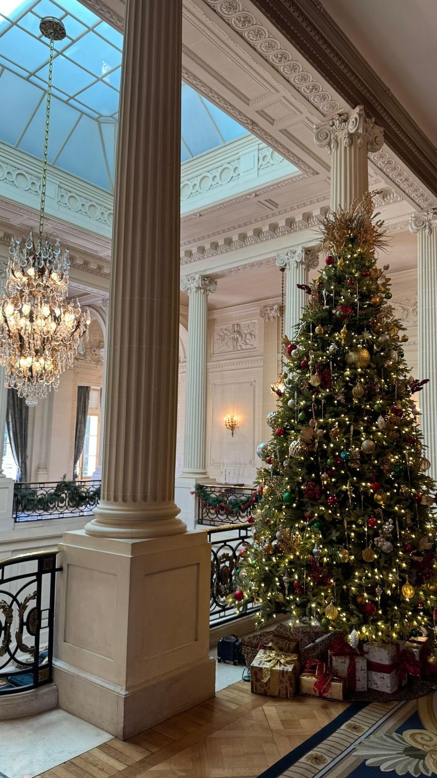 Levin Wedding hinter den Kulissen
Ich werde Euch von Anfang bis Ende begleiten. Kurz vor dem Ja Wort munter ich euch auf und nehme euch die Angst und verwandle diese in Vorfreude.
Mein Auge wird immer darauf achten, dass ihr gut ausseht und die Kommunikation mit Dienstleistern und euren Familien und Freunden ist mir besonders wichtig, so dass ihr Euch wirklich um nichts kümmern müsst.
Lasst Euch fallen, genießt diesen unwiederbringlichen Moment und konzentriert Euch auf Euch Beide!
Uhren und Handys dürfen an diesem Tag weggelegt werden, denn wir und das gesamte Dienstleister Team werden Euch führen.
Ihr möchtet auch so entspannt in die Planung und den Tag gehen?! Dann freue ich mich über Eure Anfragen zu 2027 🫶🏻
Location: @schlosslieser
Photo: @nagi.graphy
Video: @jacquelinealicegoutier
Planer: @levin.wedding
Deco: @thefeatherette
Flower: @bluetenreich_florist
Violine: @jessica.violinist
Dj: @djlickshot
Styling: @makeupfrankfurt
Dress: @biancaneve_bridal_boutique
Bride: @miichelle.my.belle
#weddingplanner #hochzeitsplanung #hochzeit #bridetobe #verlobt