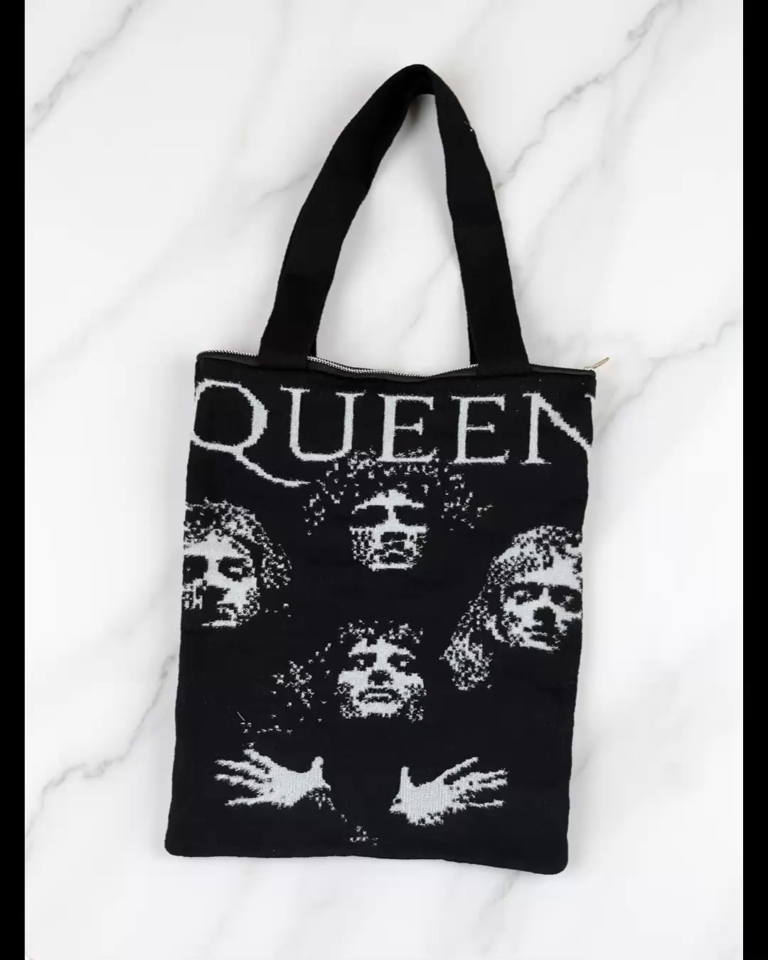 We are the champions, my friend ! 🎸✨
Avec le sac QUEEN, portez votre amour de la musique en toute élégance. Ce sac personnalisable est l'hommage parfait à votre groupe de rock préféré.
🤘 Faites tricoter le logo ou la photo de votre groupe mythique sur un sac unique, conçu pour durer. C'est le cadeau ultime pour un fan... ou pour vous-même !
Chaque pièce est imaginée par nos soins et 100% fabriquée à Paris, alliant passion musicale et savoir-faire français.
🎵 Et vous, quel groupe mérite son sac personnalisé ?
➡️ Consultez notre site-web pour créer votre pièce unique.
#Caligraphic #FaitàParis #RockAndRoll #MadeInFrance #SacPersonnalisé #CadeauPersonnalisé #TricotNumerique #MadeInParis #Queen
