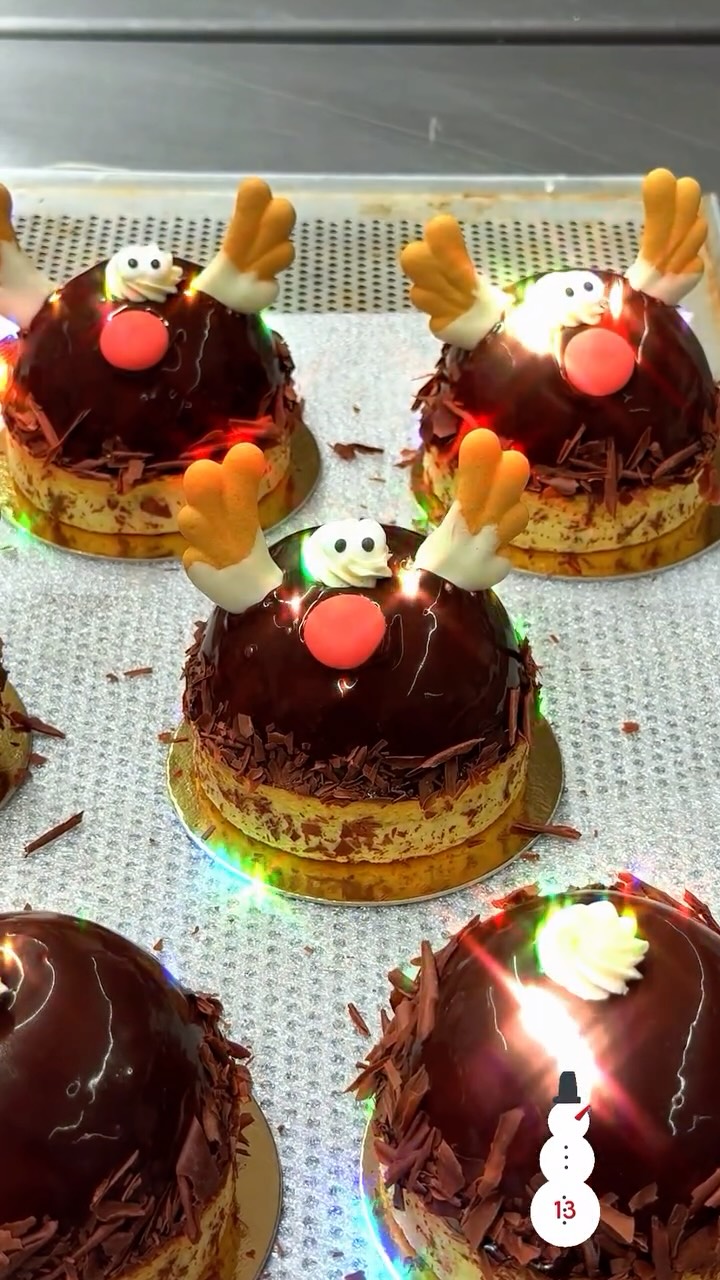 🎄 13. Türchen - Feine Kondi-Törtchen
Heute durfte ich filmen, staunen und sogar ein bisschen mithelfen – ein kleiner Blick hinter die Kulissen unserer Konditorei! ✨
Schoko-Canache und fluffiges Schokomousse treffen auf fruchtiges Mango-Gelee und einen weichen Mangokern, gebettet in ein knuspriges Mürbteigtörtchen.
So entsteht unser süßes Rentier-Törtchen – Schritt für Schritt, mit ganz viel Liebe, und voller Weihnachtsmagie. 🦌🎄
Hol dir jetzt dein kleines Rentier-Glück in deiner RAISCH-Filiale! 🥰
#raisch #bäckerei #konditorei #handwerk #rentier #törtchen #feinekonditorei #weihnachtsgebäck #weihnachten #backwaren #weihnachtszauber #backstage