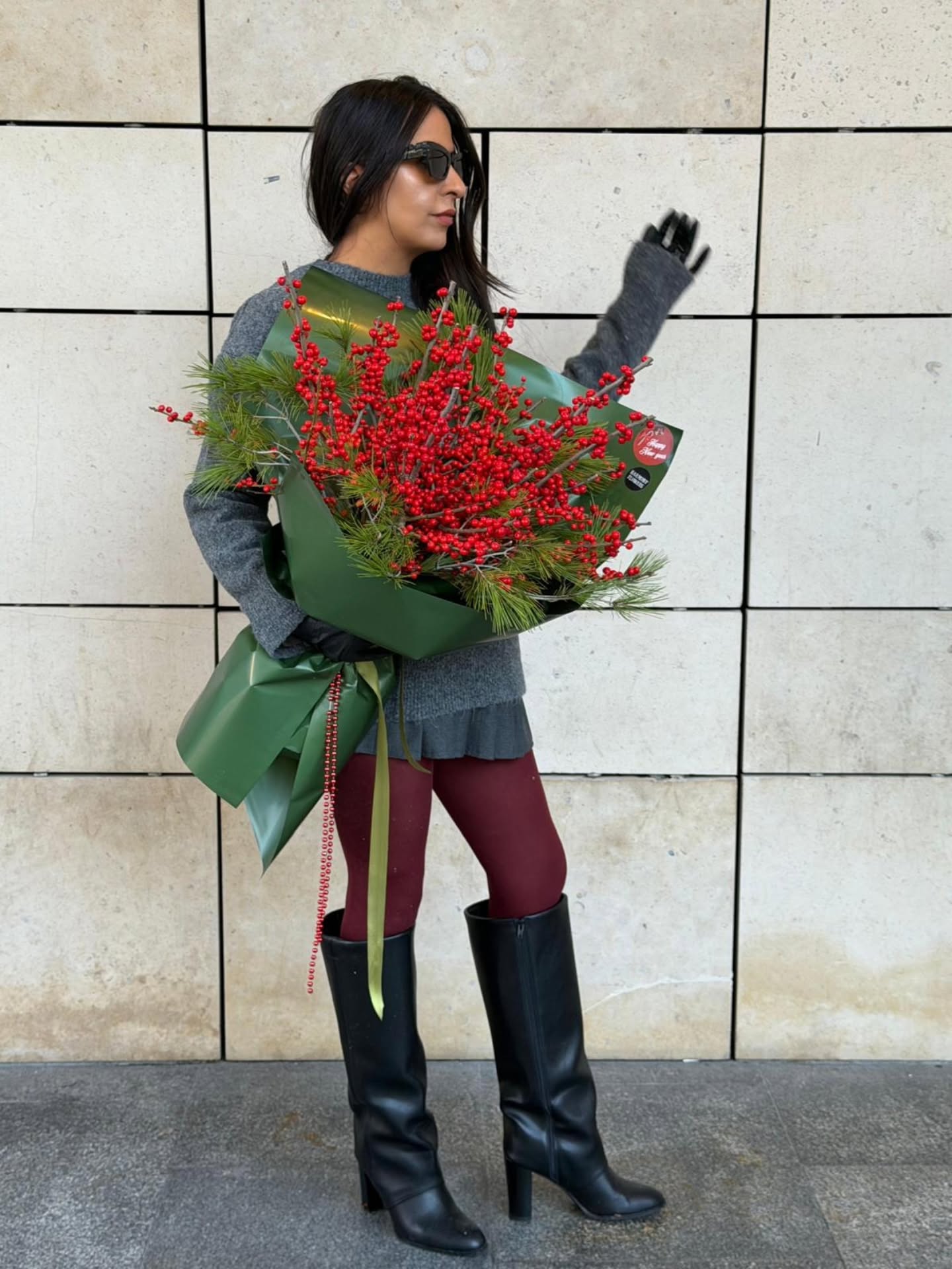 Yılbaşı çiçeğinin zarafeti,
ilexlerin güçlü duruşuyla buluştu.
Yeni yılı sade ama iddialı karşılamak isteyenlere.
📍 Mağazamızda | 📩 DM”
#ZamansızYılbaşı #FloralLuxury #HarmonyFlowers #YılbaşıDekoru #PremiumÇiçek