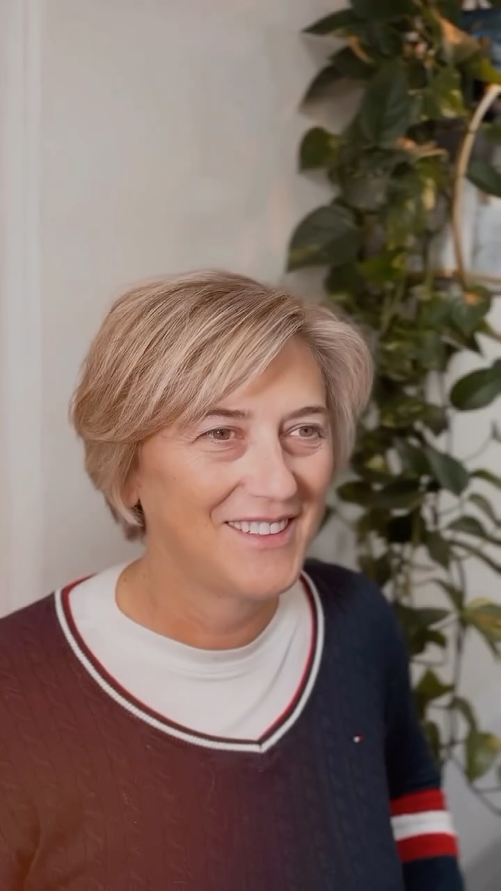 Short cut, blonde power, because lightness and confidence go hand in hand. 💇♀️💫
#ShortHair #BlondeVibes #Transformation #Empowerment