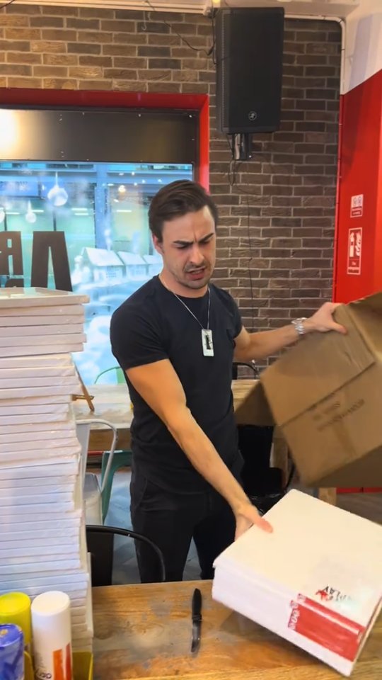 I think he loves it 📦📦📦
#hospitality #artbar #artplayshoreditch #artcafe #artplay #artplaylondon