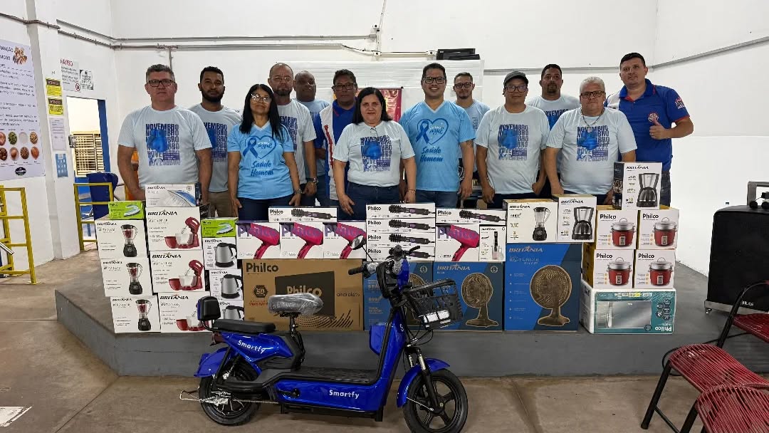 Show de Prêmios em Rochedo: SINDMASSA MS e Naturafrig realizam primeiro grande Sorteio de Natal com 10 Scooters e eletrodomésticos incríveis
🚩 Diretoria completa do sindicato marcou presença para exaltar a força de trabalho da unidade de Rochedo em um evento memorávelO clima natalino chegou com força total e antecedência para os trabalhadores da Naturafrig, na unidade de Rochedo.
Em uma parceria de sucesso, o SINDMASSA MS realizou a primeira etapa do seu grandioso Sorteio de Natal deste ano, transformando o ambiente de trabalho em um palco de alegria e reconhecimento.
Uma chuva de prêmios e valorização
As fotos do evento não deixam dúvidas: foi um dia histórico.
Com a presença maciça de toda a diretoria do SINDMASSA MS, o evento foi desenhado para presentear aqueles que movem a indústria o ano inteiro.
A premiação deste ano superou todas as expectativas.
Os trabalhadores foram contemplados com itens de alto padrão para o lar, incluindo Smart TVs de última geração, fritadeiras elétricas (Air Fryers), panelas elétricas, ventiladores, liquidificadores e kits de cuidados pessoais das renomadas marcas Philco e Britânia.
Mas a grande estrela da campanha de Natal do SINDMASSA MS deste ano, que já começou a brilhar em Rochedo, são as 10 scooters elétricas novinhas (modelo Smartfy azul, como visto nas imagens) que serão entregues ao longo da programação, garantindo mobilidade e sustentabilidade para os sortudos.
Exaltando quem faz a diferença em Rochedo.
A escolha da Naturafrig em Rochedo para este grande evento não foi por acaso.
A empresa é um motor econômico vital para a região, e seus resultados são fruto direto do empenho de seus colaboradores.
Este sorteio vai além dos bens materiais; é um gesto concreto de exaltação à mão de obra dedicada desta unidade.
São homens e mulheres que, muitas vezes em ambientes desafiadores (como mostram os trabalhadores uniformizados e com EPIs nas fotos), garantem a excelência na produção de alimentos.
O SINDMASSA MS reconhece que cada pacote, cada produto que sai da fábrica, carrega o suor e o compromisso dessa gente trabalhadora, compromisso além do sorteio.
LEIA A MATÉRIA NA INTEGRANO NOSSO FACEBOOK E VEJA O ÁLBUM