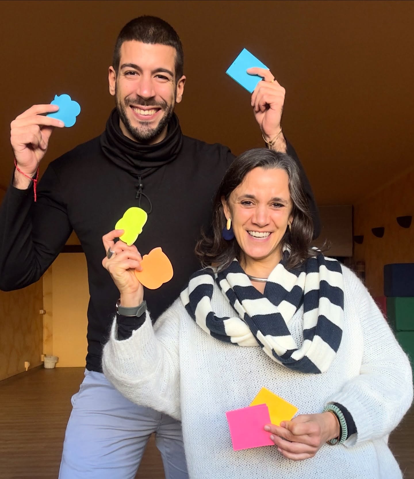 Hemos tenido la primera edición de Dinamiza, un espacio para aprender técnicas para dinamizar grupos.
Junto a @edite_amorim_thinkingbig compañera y amiga, de esas personas que te miras y te alineas; que con una mirada ambos sabemos hacia dónde ir para que las personas se lleven lo que necesitan. Y ese ha sido nuestro fin en este taller, que te lleves lo que tú necesitas.
Porque cada conductor o conductora de grupos tiene su propia forma y tiene que descubrir cómo mover al grupo desde lo que él/ella es.
Ha sido un espacio de construir y poner nombre a lo que no se ve y sucede cuando conduces grupos.
¡Así que nos vemos -y hacemos que suceda- para la próxima edición!