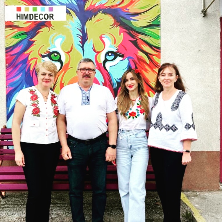 Історії партнерства: ПП «Хімдекор» — соціально відповідальний бізнес у Цивільному фронті
У Цивільному фронті ми розповідаємо не лише про проєкти та допомогу. Ми розповідаємо про тих, хто стоїть за ними — про партнерів, які роками демонструють відповідальність, сталість та готовність допомагати там, де це необхідно найбільше.
ПП «Хімдекор» — один із таких партнерів. Це багаторічний учасник Спілка підприємців СТІНА (з 2012 року), компанія з високими стандартами відповідальності та доброчесності, яка завжди відкликається на прохання фонду.
У благодійному Альянсі «Цивільний фронт» з 2022 року підприємство підтримує фонд «Без кордонів» фінансово, ресурсами, транспортом та інформаційно — це справжнє партнерство, яке ми цінуємо та за яке щиро вдячні.
А від імені бенефіціарів — окрема подяка за стабільність і людяність.
Сьогодні — їхня історія.
🏭 ПП «Хімдекор» — тримаємо хімічний фронт
«У бізнесу своя війна — за стабільність, виробництво, людей. Але коли ми об’єднуємось, можемо допомагати і на іншому фронті. Один внесок — це крапля, але багато крапель створюють потік, здатний живити цілі громади. Тому ми в Альянсі», — ділиться Микола Осауленко, засновник ПП «Хімдекор».
Компанія спеціалізується на виробництві та продажу лакофарбної продукції, розчинників, автохімії та іншої спеціалізованої хімії. «Хімдекор» працює з сучасними технологіями та має представництва по всій Україні. Попри відключення електроенергії та труднощі у воєнний час, підприємство не лише зберегло виробництво, а й стабільно щомісяця підтримує фонд «Без кордонів» — фінансово, транспортом, інформаційно.
«Ми розміщуємо інформацію про місію фонду навіть на нашій продукції, тому що хочемо, щоб більше людей долучались. Відпочинемо після Перемоги, а зараз — працюємо і допомагаємо разом», — додає Микола.
Ми вдячні ПП «Хімдекор» та особисто Миколі Осауленку за постійну підтримку й віру в спільну справу.
Такі партнери роблять Цивільний фронт сильнішим, а допомогу — системною та впливовою.
Разом — можемо більше.
Детальніше про проект "Цивільний фронт" читайте в коментарях і долучайтесь до нашої спільноти благодійників!
#ЦивільнийФронт
#CivilFront
#ФондБезКордонів #ПартнериЦивільногоФронту
#БлагодійнийАльянс