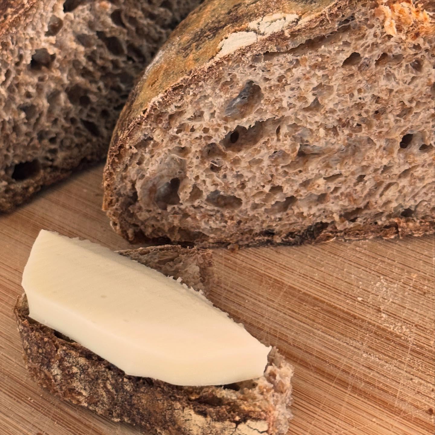 Success on first attempt! 🥳 second piece with a slice of Caciocavallo DOP from Sila. Thank you @the_bread_code for the great video, detailed explanations and tips! #wholewheatsourdough #wholewheatsourdoughbread #mytropeakitchen #whenincalabria #bread #sourdoughbread #stiffstarter #wholewheat #vegan #thebreadcode #caciocavallosilano #caciocavallosilanodop