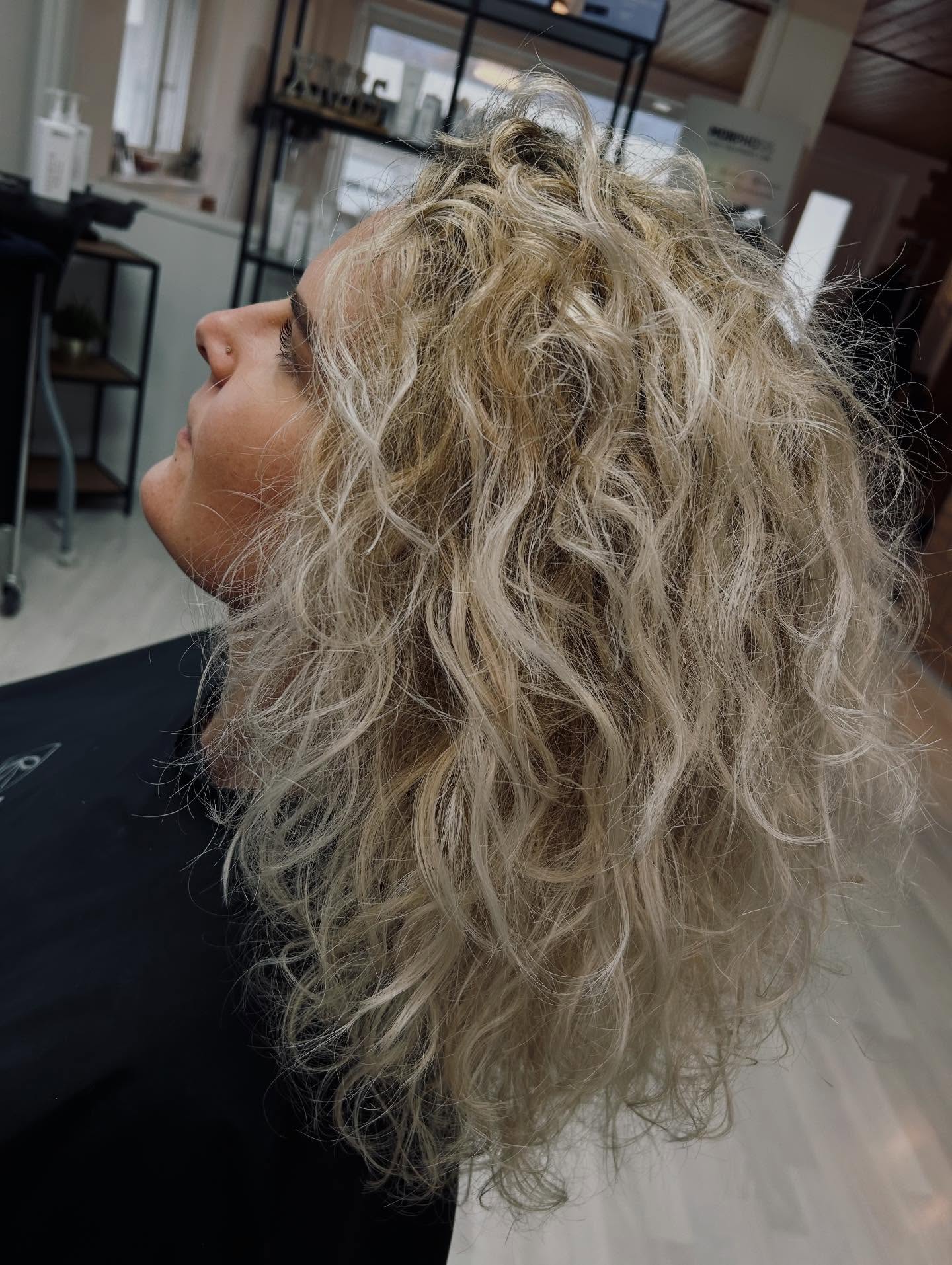 Vorher / Nachher🤎Balayage, hand painted. Pflege new Shampoo, Morphosis Curl Soul. #solombrahair #framesiswitzerland #framesicurlsoul