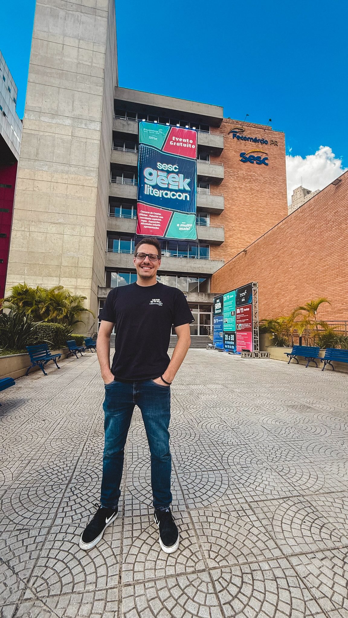 O Sesc Geek Literacon, realizado pelo @sesc_pr em Curitiba, foi um evento incrível!
Um espaço cheio de jogos, oficinas e cultura geek, com aventuras e experiências para todas as idades.
Dividir o palco com @andredahmer compartilhando histórias e interagir com a galera foi demais!
Animado para a próxima edição 🤩