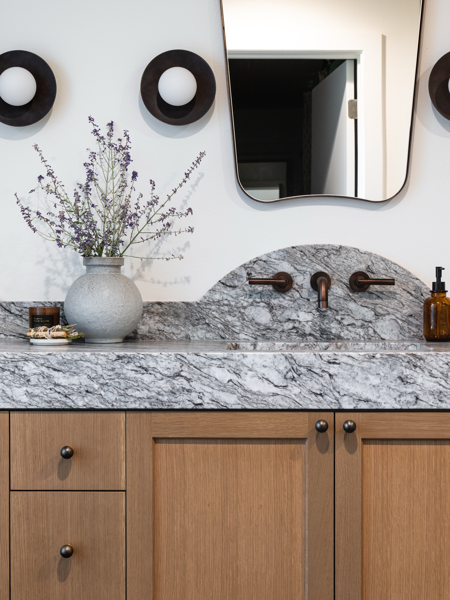 Custom is our favorite word 😎
📸: @sophiawikoffphoto
@timelesscreationstile @stoned.marbleandgranite @tyronehoward
#boiseinteriordesign #boiseinteriordesigner #boisegeneralcontractor #boise