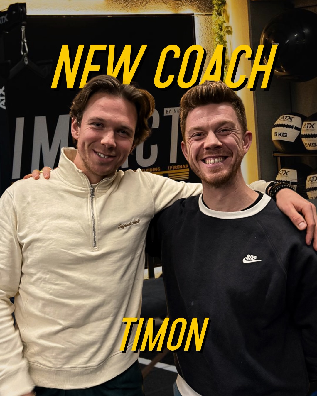 💥 NIEUWE COACH BIJ IMPACT 💥
Welkom in het IMPACT-team, Timon!
We zijn enorm blij om onze nieuwste coach @timondhaezecoaching aan jullie voor te stellen.
Met zijn mix van kennis, passie én enthousiasme wordt hij een topaanwinst voor onze community!
⸻
👋 Maak kennis met Coach Timon
Hey! Ik ben Timon, 25 jaar en afgestudeerd als personal trainer en historicus. Een niet alledaagse combinatie, maar eentje die perfect past bij wie ik ben: nieuwsgierig naar mensen, hun verhaal en wat hen vooruit kan helpen.
Sport en gezondheid waren geen prioriteit voor mij. Een paar jaar geleden besloot ik mijn leven om te gooien: ik verloor 20 kilo, herwon mijn energie en vond opnieuw plezier in bewegen. Die verandering heeft mij gevormd tot de persoon die ik nu ben. Ik begrijp hoe lastig het soms kan zijn om het anders aan te pakken en/of vol te houden. En ik weet dan ook hoe goed het voelt wanneer dit wél lukt.
In mijn coaching draait het niet alleen om meer gewicht heffen of het cijfer op de weegschaal. Het draait om je beter voelen in je lichaam, vertrouwen krijgen in wat je kan, gewoontes opbouwen die je leven ondersteunen i.p.v. tegenwerken.
Coaching is mijn dagelijkse focus maar ik ben ook een grote liefhebber van geschiedenis, boeken en reizen. Naast alles rond gezondheid, training en bewegen…kan ik jullie dus ook perfect de neergang van Napoleons rijk uitleggen 🤓
Mijn doel? Jou sterker maken. Fysiek én mentaal.
Zodat je met meer energie en trots in het leven kan staan.
Tot snel?
— Coach Timon
⸻
🎉 WINACTIE
Win een gratis PT-sessie voor jou en een +1 met Coach Timon!
Zo doe je mee:
1️⃣ Like deze post ❤️
2️⃣ Volg @impactbynmpt
3️⃣ Deel in je story & tag ons
4️⃣ Reageer hieronder met wie jij graag samen wil komen zweten 🥵
👉 De drie winnaars worden bekend gemaakt op 14 december. Succes! 🤞