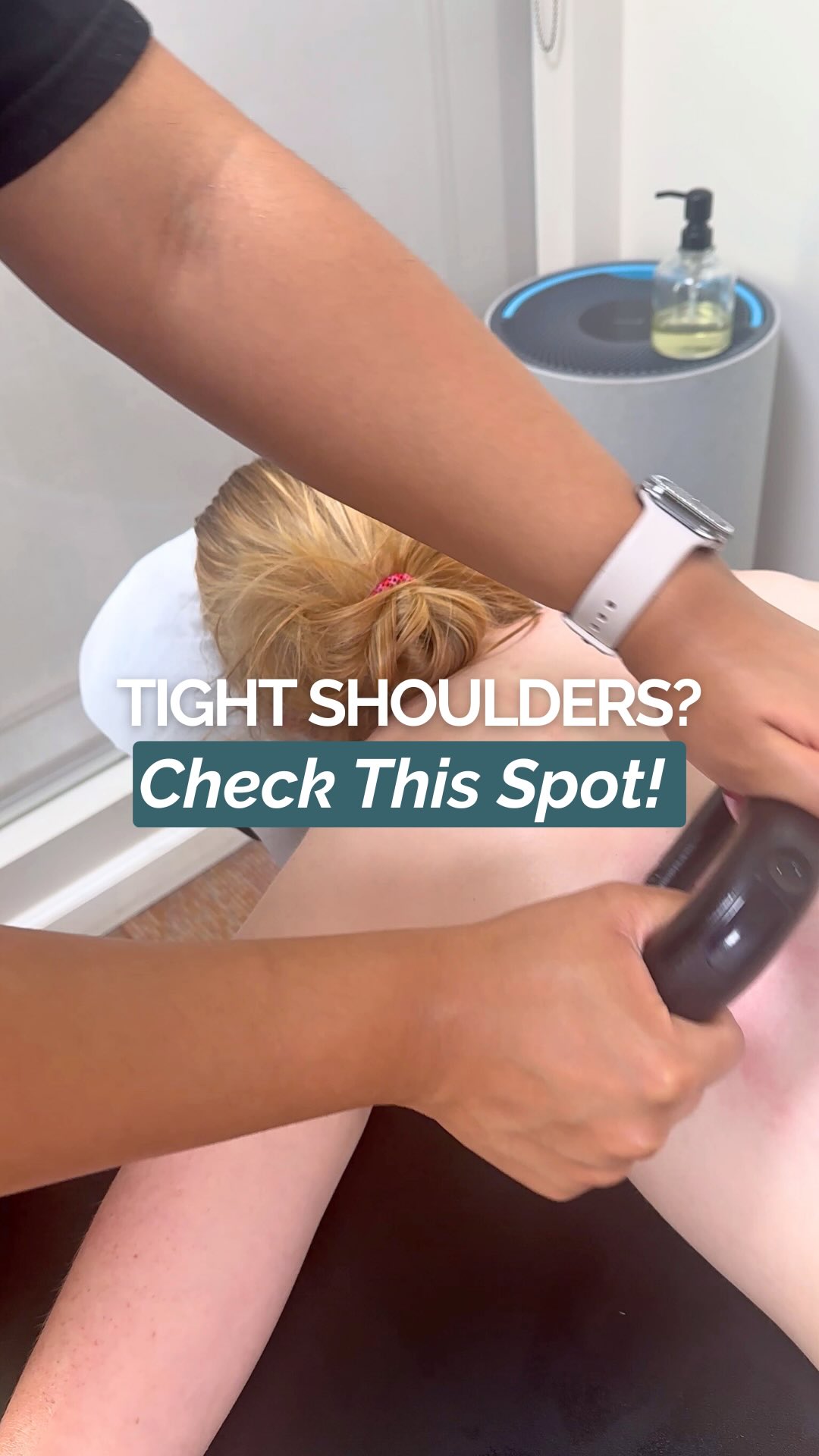 Most people don’t even realize how tight this spot is until I get in there 😅
The lateral border is loaded with small muscles that work overtime — especially if you’re hunched at a desk, on your phone, or lifting at the gym.
Releasing tension here can help with shoulder pain, upper back stiffness, and even improve posture over time 🙌🏽
Add this to your maintenance routine! 💙
📍Located in Bermuda | DM to join the waitlist
#ReactiveSportsTherapy #SportsTherapy #ShoulderRelief #ReactiveResults #TriggerPointTherapy #BermudaTherapist