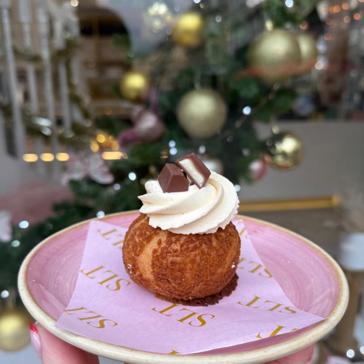 🌟 KINDER CHEESECAKE CHOUX 💫
Filled with Hazelnut cheesecake mousse, topped with chantilly cream and a kinder bar.