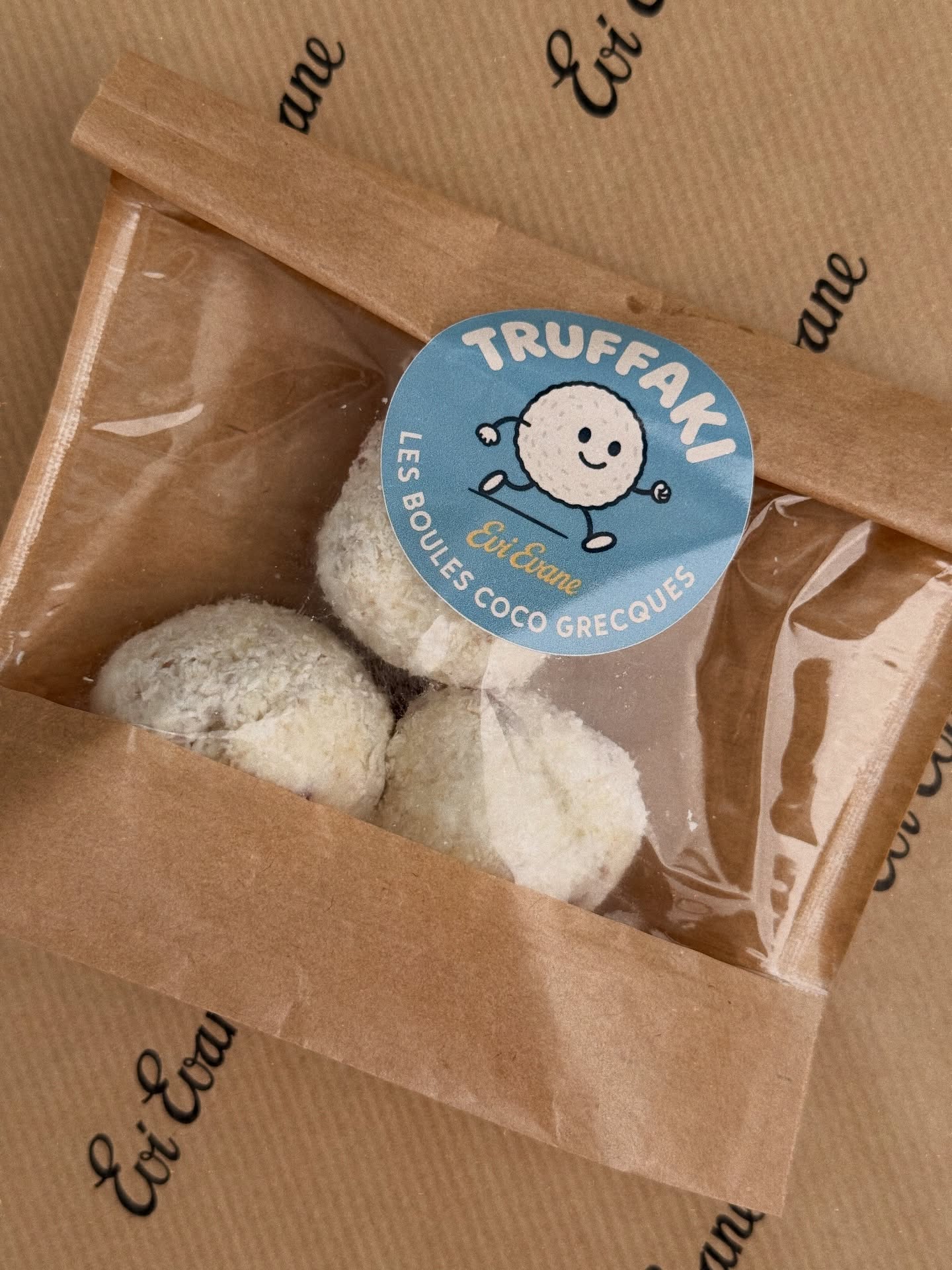 🥥TRUFFAKI ~ Les boules coco grecques🎅🏽
Celui-là, vous ne l’avez goûté nul part. 🙊
Un gourmand mélange d’anthotyro, chocolat blanc, grenade et biscuit à la cannelle, le tout enrobé de noix de coco.
C’est frais, c’est croquant, c’est fondant, c’est fou.
.
.
.
.
.
.
.
#evievane #dinanikolaou #faitmaison #traiteurgrec #traiteur #restaurant #restaurantparis #restaurantgrec #mezzes #collegeculinairedefrance #lefooding #timeout #anousparis #greekfood #healthyfood #catering #pita #souvlaki #gyros #tarama #feta #food #bestrestaurantparis #spitiko
#EviEvane #CateringGrec #TraiteurParis #SaveursDeGrèce #ÉvénementGourmand