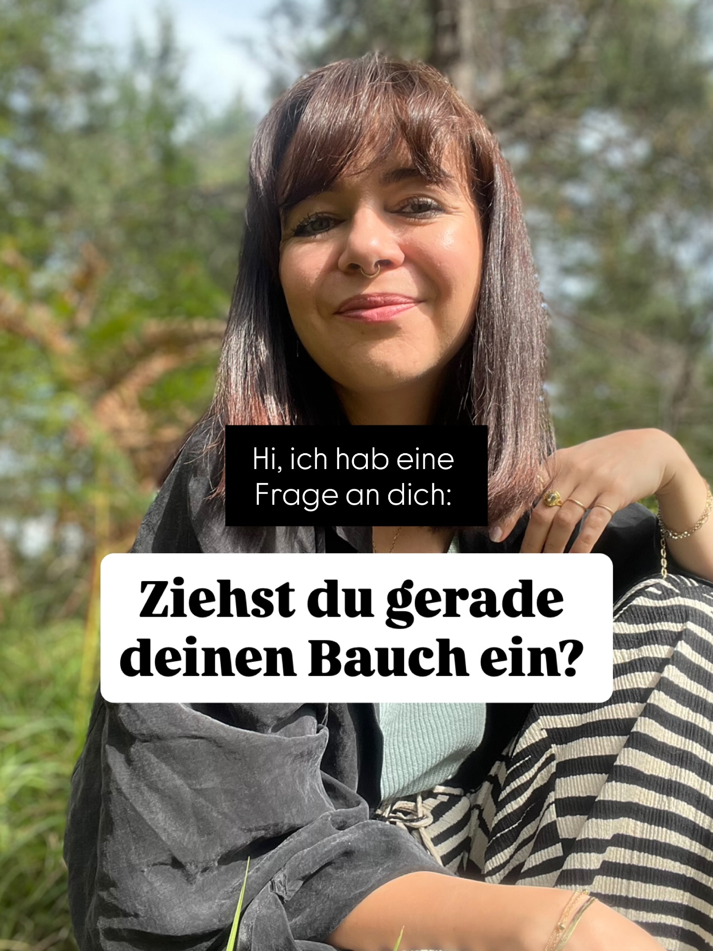 Ziehst du gerade deinen Bauch ein?
Viele von uns tun es – unbewusst, automatisch, seit Jahren. Nicht, weil unser Bauch „falsch“ wäre, sondern weil wir gelernt haben, ihn zu schützen.
Der Bauchraum ist der Ort, an dem wir
unsere Bedürfnisse, unsere Intuition, unsere Wahrheit, unsere Emotionalität und unsere Verletzlichkeit tragen.
Wenn wir ihn festhalten, wegdrücken, einziehen, ziehen wir oft auch uns selbst ein.
Unsere Stimme.
Unsere Präsenz.
Unser Ich bin hier.
Der eingehaltene Bauch ist manchmal
ein alter Reflex:
❤️🩹 Schutz vor Kritik
❤️🩹 Schutz vor Scham
❤️🩹 Schutz vor dem Gesehenwerden
❤️🩹 Schutz vor (zu viel) Nähe
❤️🩹 Schutz vor der eigenen Kraft
❤️🩹 Schutz vor der eigenen Verletzlichkeit
Und gleichzeitig signalisiert er dem Nervensystem: Gefahr. Spannung. Halten.
Kein Wunder, wenn wir uns erschöpft, reizbar, überfordert oder abgeschnitten fühlen.
🧘🏻♀️Was, wenn dein Bauch heute nicht flach sein muss – sondern frei? Was, wenn du ihn wieder spüren, halten, öffnen darfst?
Wenn du ihn weich lässt, sendest du deinem System: Ich bin sicher. Ich darf. Ich muss nichts festhalten.
Und du wirst merken, wie sich Dinge verändern:
dein Atem.
deine Energie.
deine Grenzen.
deine Präsenz.
dein Zugang zu dir.
Du darfst dich wieder in deinem Bauch bewohnen. Du darfst loslassen, was nicht mehr gehalten werden muss. Du darfst weich sein – und trotzdem stark. Oder gerade deswegen.🤍
Deine Mini Praxis für deine Mitte:
✨ Lege eine Hand auf deinen Bauch.
✨ Atme in deine Hand hinein — nicht reinpressen, nur einladen.
✨ Lass los, was du hältst.
✨ Spür den Moment, in dem dein Bauch nicht mehr „festhalten“ muss.
✨ Sag innerlich: Ich darf weich sein. Ich bin sicher in mir.
Folge @evielinde für mehr Beiträge wie diesen & lass gern bisi Liebe da: Like, share, cmt. Durch deinen Support können Accounts wie meiner bestehen 🫱🏻🫲🏼💓
Love, Eva 🫀
#körperweisheit #nervensystemregulation
#embodimentjourney #weiblichesein #innereweisheit #bauchgehirn
#achtsamkeitimalltag #traumasensibel
#intuitionleben #frauenraum #embodiedwoman