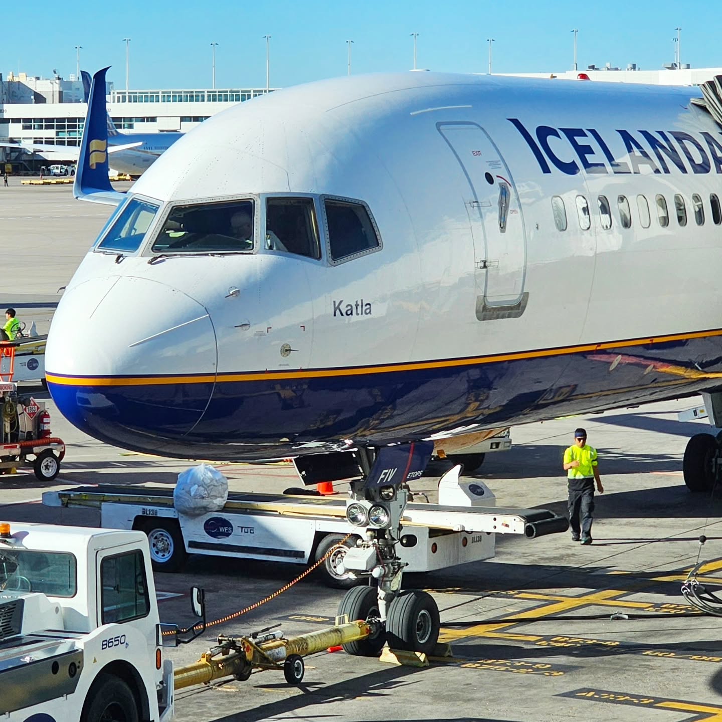 Icelandair's 757s look so classy in these colors.
.
🏷 #icelandair #boeing757 #757 #boeing757lovers #ramplife #denverairport #denairport #airliner #airtravel #avgeek