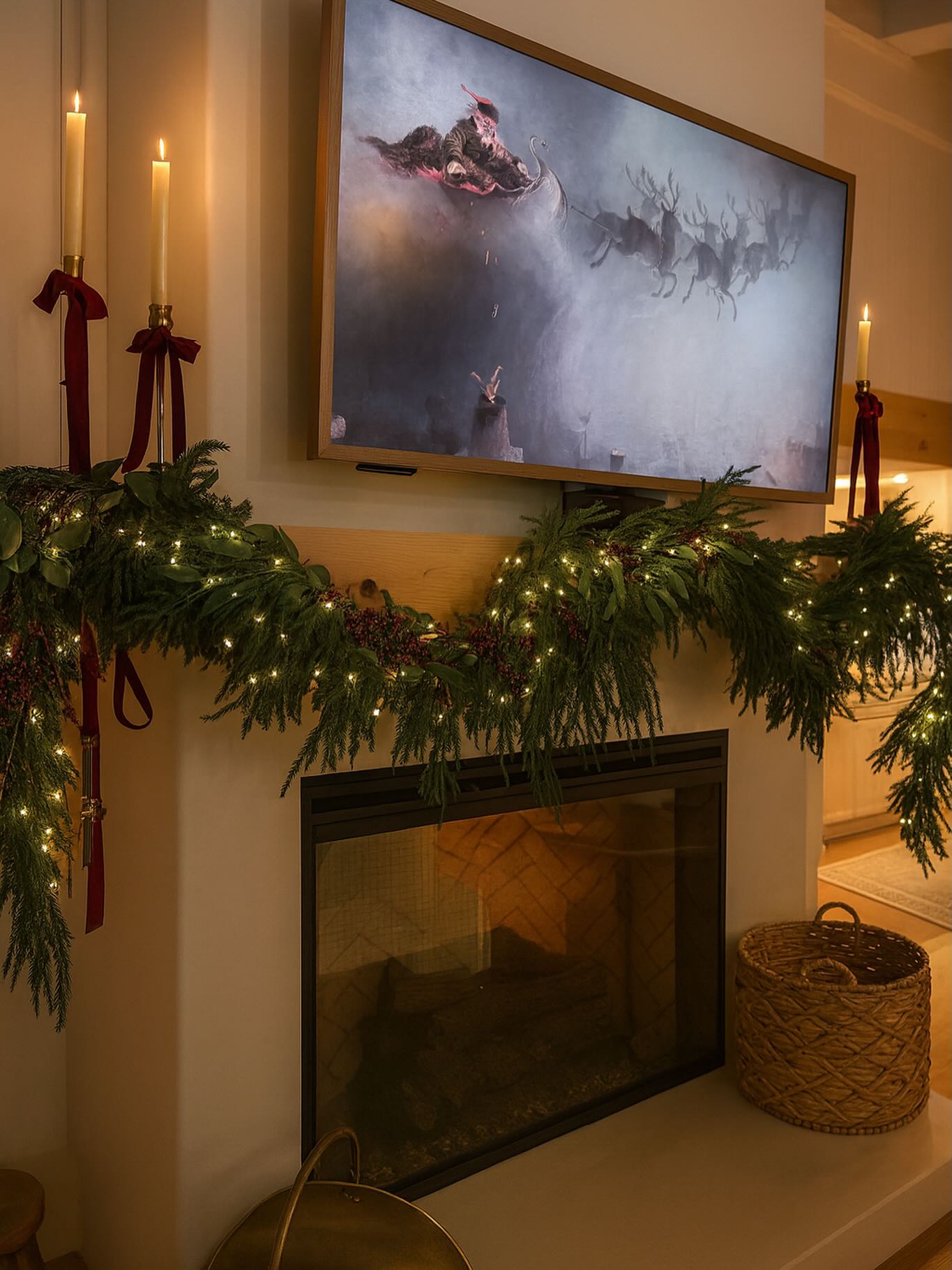 My turn! Our fireplace finally got a holiday moment🔥🎄
#manteldecor #holidaymantel