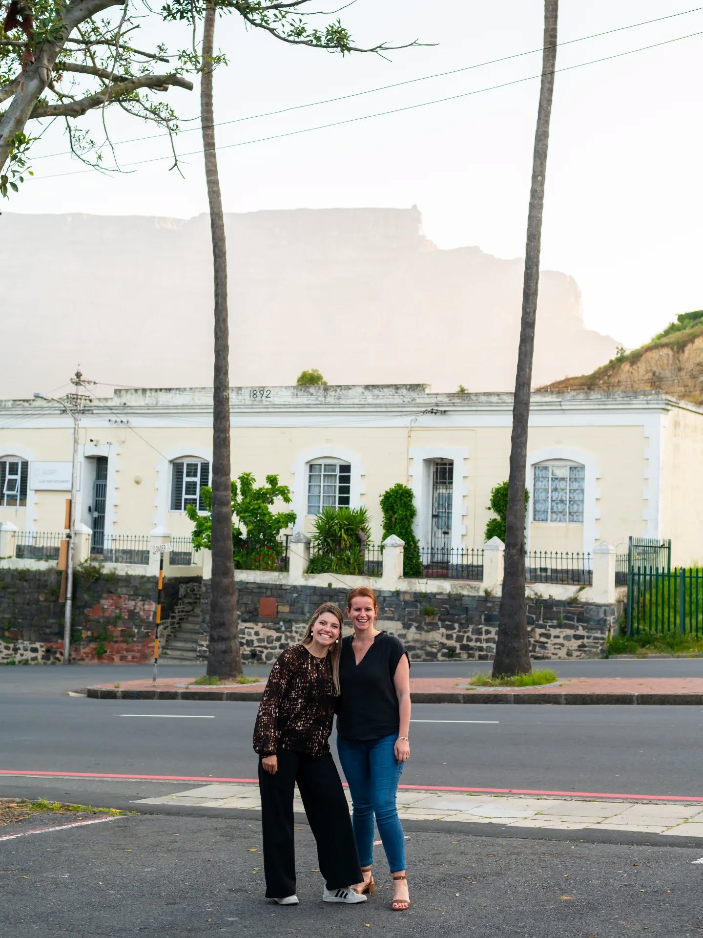 ✨ Het hoogseizoen is officieel begonnen! ✨
En wát een heerlijke drukte: we mogen niet alleen veel reizigers verwelkomen in zuidelijk Afrika, maar ontvangen ook volop aanvragen voor de kerstvakantie, meivakantie en ver daarna. 🌍💛
Omdat we al onze reizigers een écht maatwerkadvies willen bieden — iets wat vele uren aandacht en zorg kost — nemen we tot na de kerstvakantie even een pauze voor nieuwe aanvragen.
💼 Goed om te weten:
• Al onze huidige klanten ontvangen natuurlijk nog steeds hun reisvoorstel.
• Tot 11 januari nemen we geen nieuwe aanvragen aan, zodat we iedereen die al in het traject zit optimaal kunnen helpen.
• Interesse in een maatwerkreis naar zuidelijk Afrika? Mail ons gerust! Vanaf 12 januari gaan we met alle plezier weer voor je aan de slag. ✈️🌿
Dank voor jullie begrip, vertrouwen en enthousiasme. Op naar nog meer prachtige reizen! 🤍
Yara & Hanneke