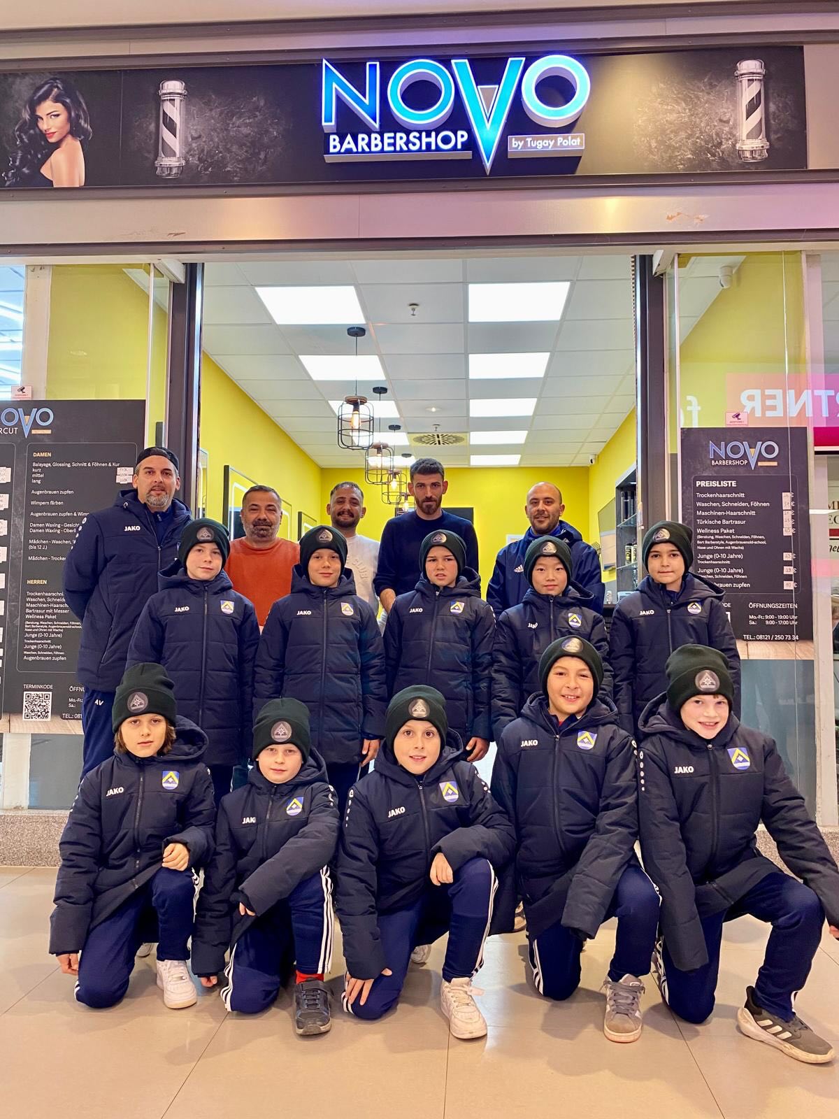 Der NOVO Barber Shop in Poing steht nicht nur für starke Haarschnitte, sondern ist auch sozial engagiert.🔵🟡
Inhaber Tugay Polat zeigt sich nicht zum ersten Mal als großzügiger Sponsor. So hat die U10-1 des TSV Poing eine komplette Winterausstattung im Wert von 2.000 € erhalten. Sie erhielt Winterjacken, Mützen und Trainingsanzüge.
Die U10-1 des TSV Poing hat die Hinrunde in der stärksten Liga ihres Jahrgangs mit einem sensationellen fünften Platz abgeschlossen. Elf Spieler, alles Poinger Jungs, haben den Teams der Nachwuchsleistungszentren und professionellen Fußballschulen getrotzt. Sie haben gezeigt, was man durch Teamgeist und Leidenschaft erreichen kann.
Danke Tugay für deine Unterstützung! Bis bald auf einen coolen Haarschnitt im City Center Poing bei Novo Barber Shop!